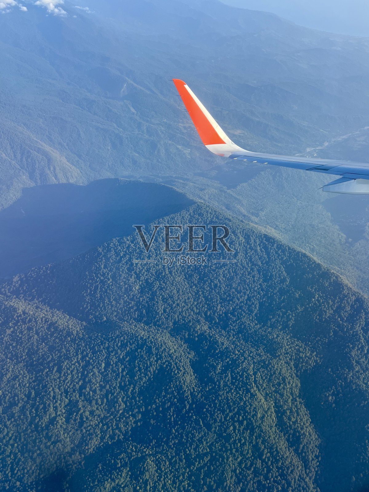 从飞机上俯瞰俄罗斯的高加索山脉照片摄影图片