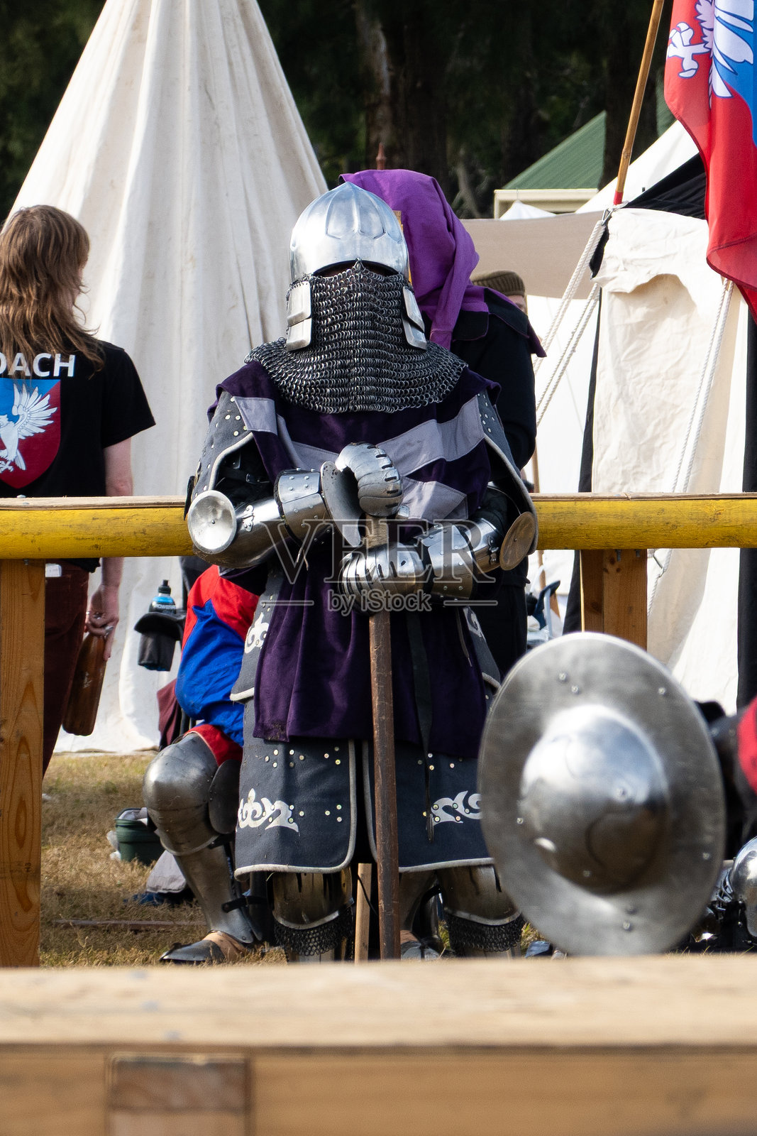 一位中世纪骑士在文艺复兴节上准备迎战照片摄影图片