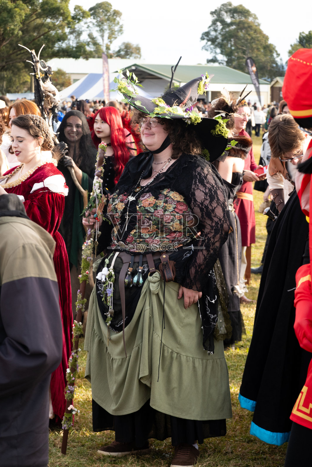 2025年温莎冬季节上，身着角色扮演服装的人们在游乐场游行，成为当天最佳漂移活动的一部分。照片摄影图片