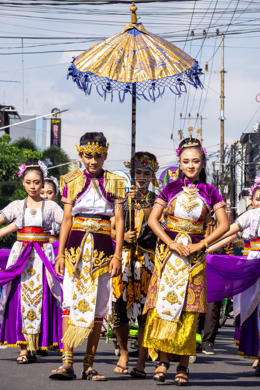 一些人走在文化游行中庆祝爪哇新年(grebeg suro)。照片摄影图片