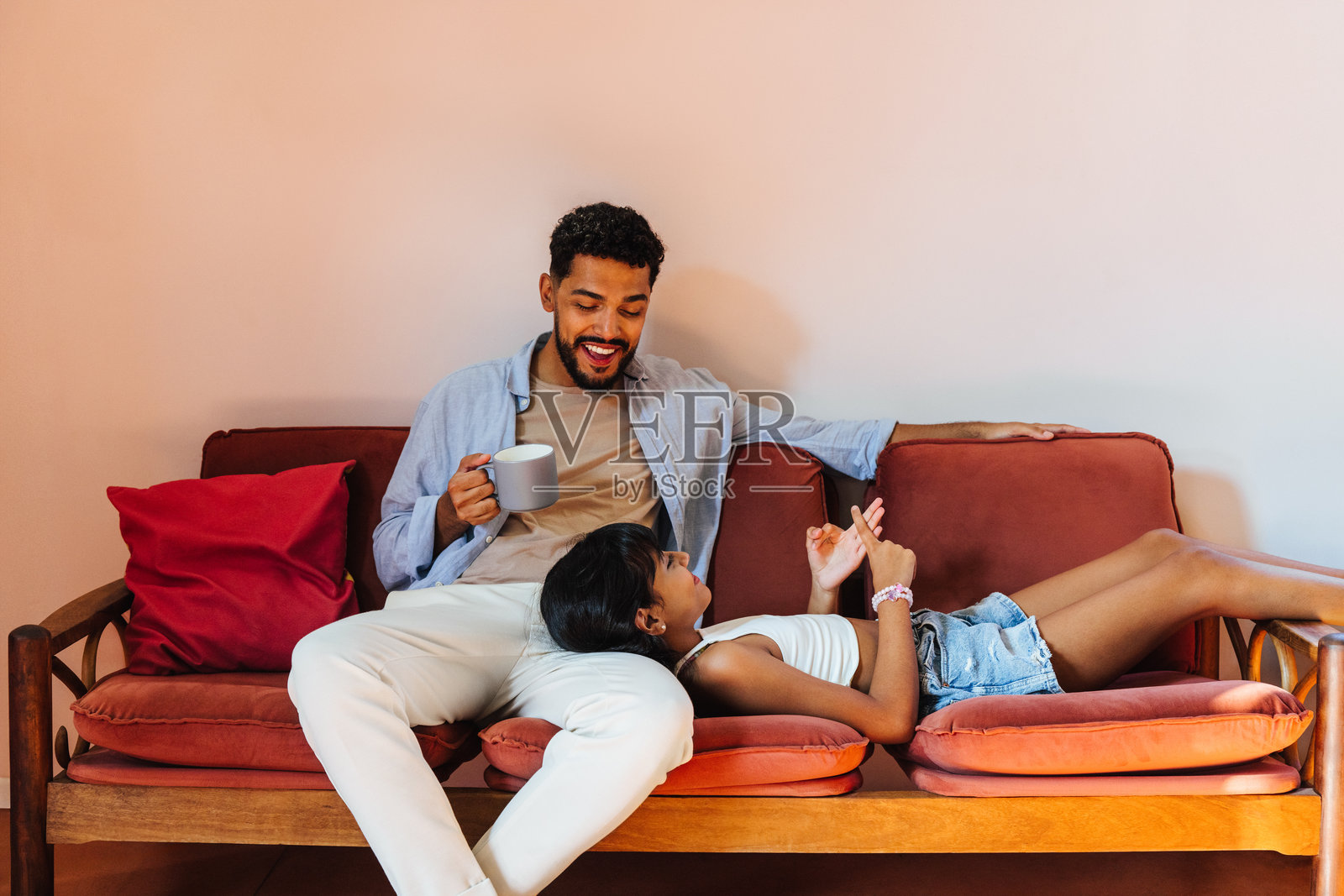 父亲和女儿在家里的舒适沙发上亲密互动照片摄影图片