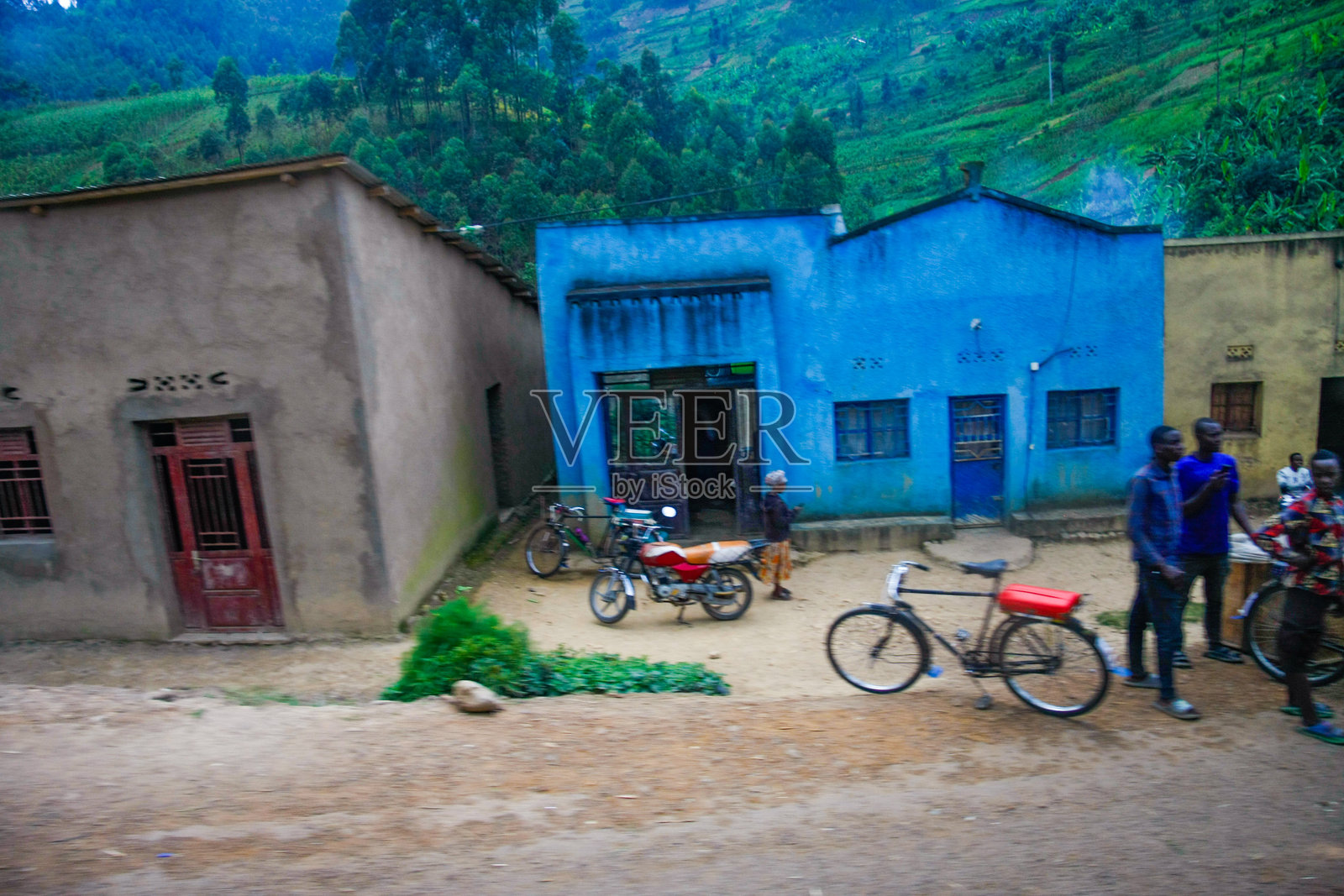 东非社区聚集在一座色彩斑斓的建筑周围照片摄影图片