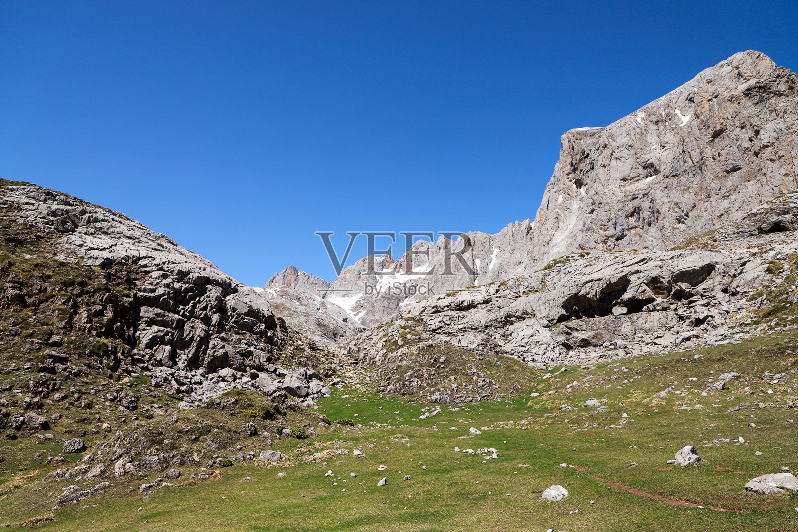西班牙阿斯图里亚斯的欧洲山脉，壮丽的山脉与岩石和绿色的景观，冰川湖泊以及缆车。照片摄影图片