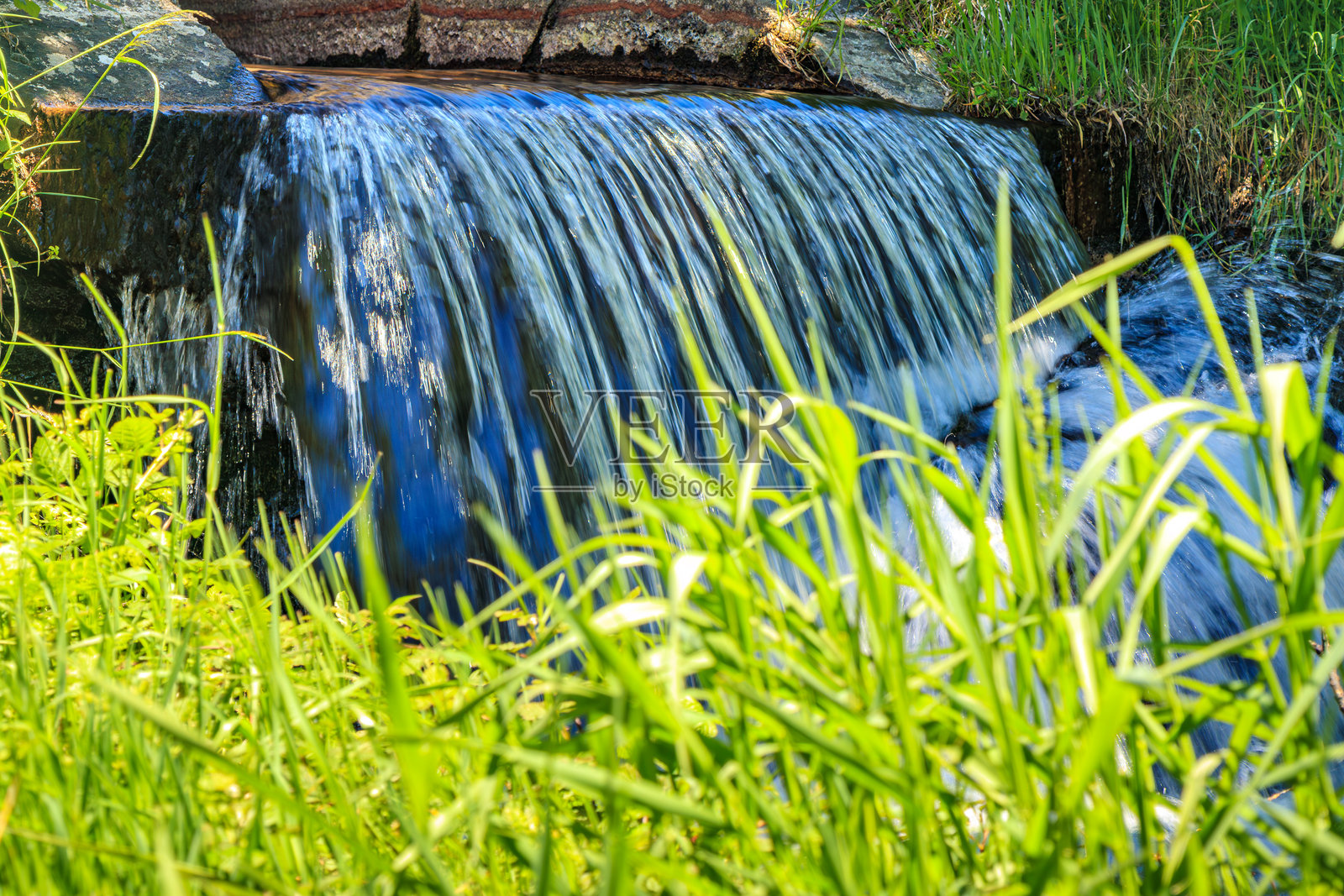 阿德省圣丹尼斯大坝下的阿尔佐河瀑布的20秒视频静帧。照片摄影图片