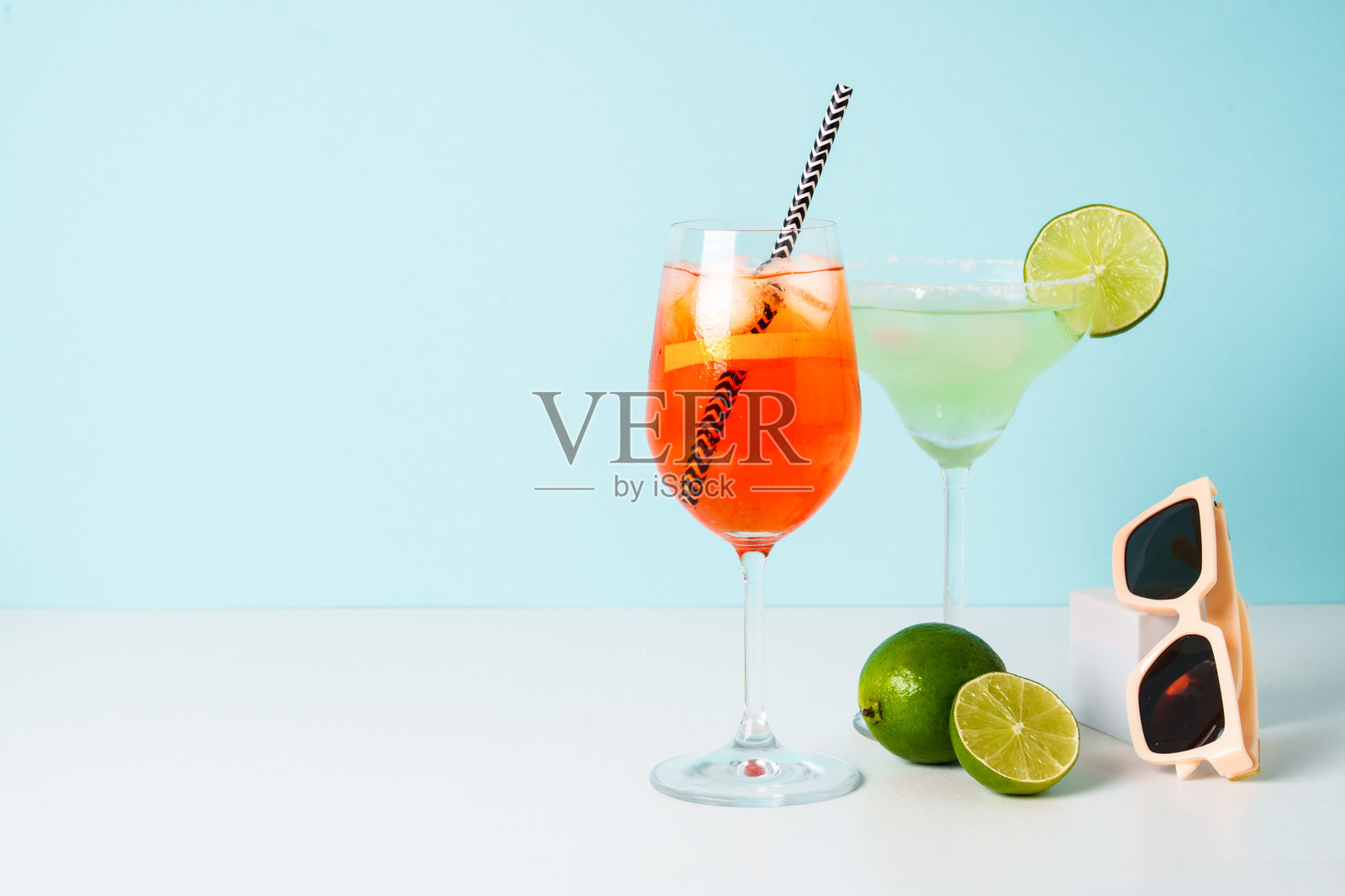 蓝色背景下的玛格丽塔和阿佩罗鸡尾酒。照片摄影图片
