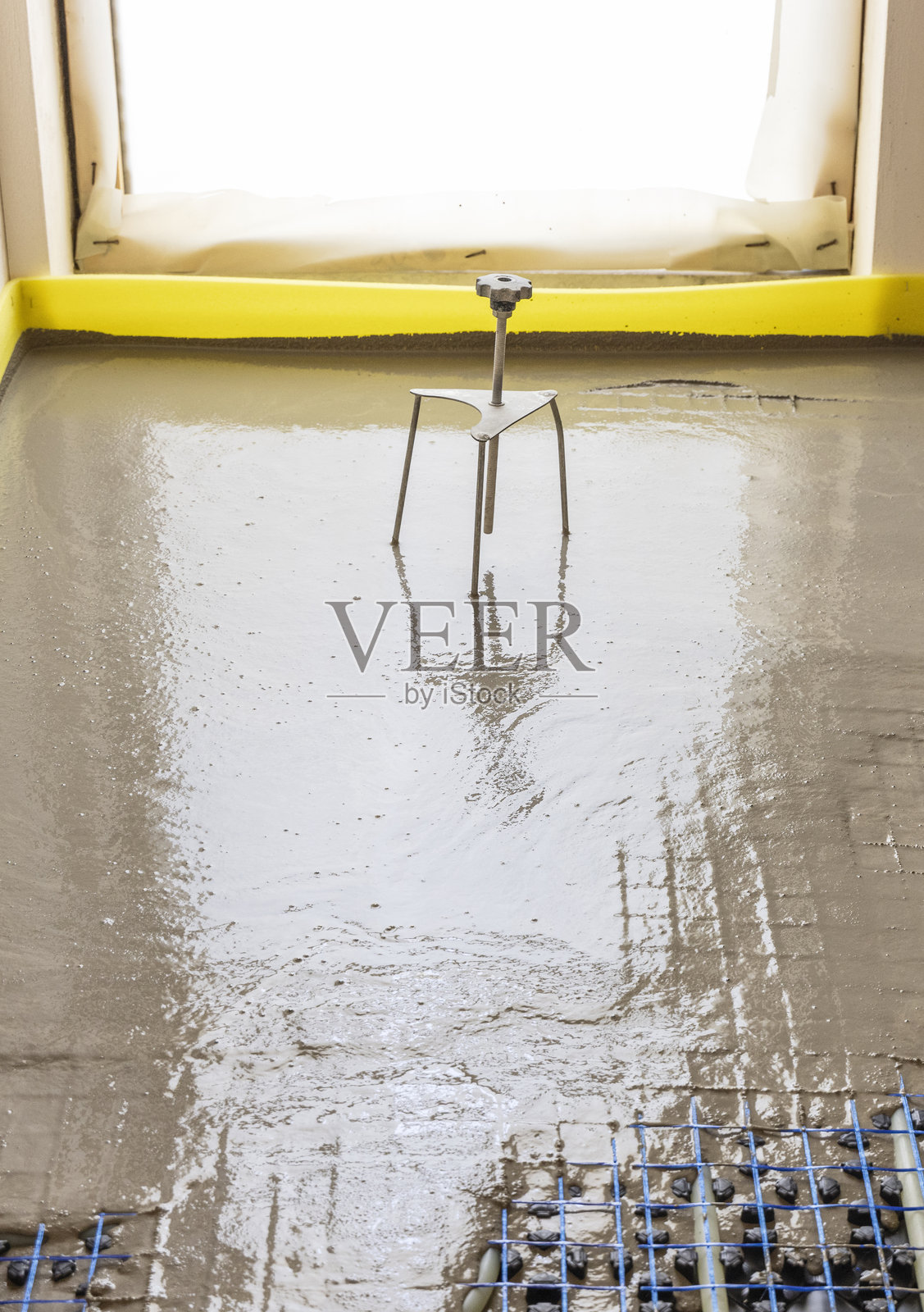 液态混凝土被倒在新建筑的地暖安装上。现代建筑系统照片摄影图片