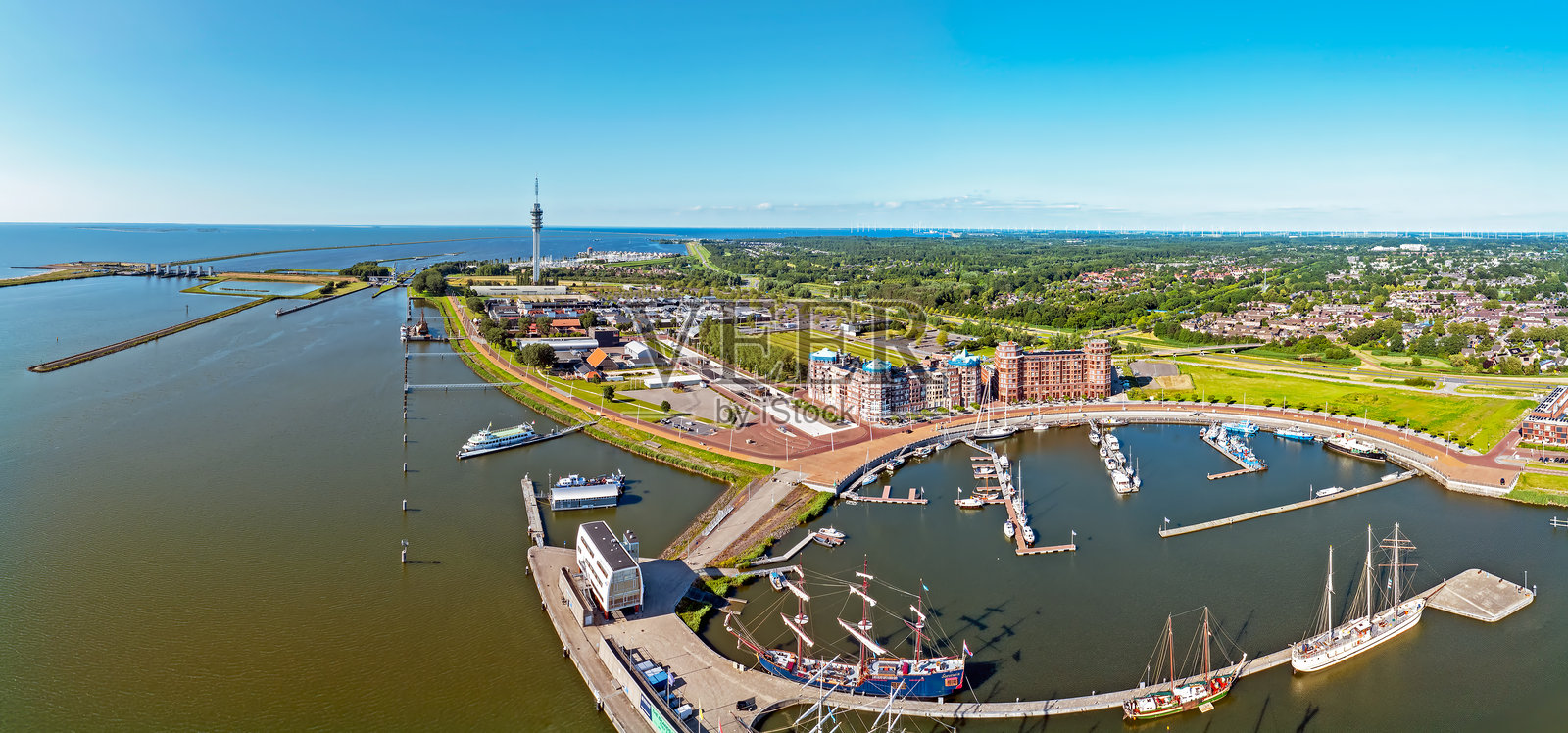 荷兰莱利斯塔德的港口和城市的航拍全景照片摄影图片