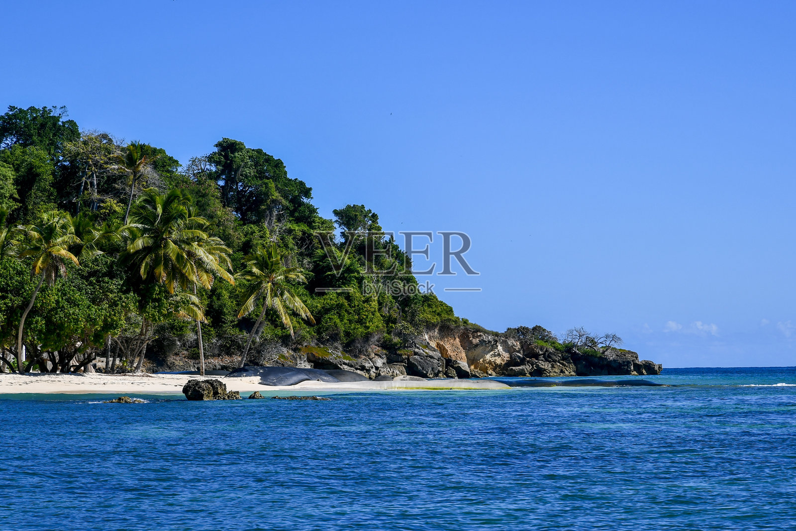 多米尼加共和国的岩石海岸和隐秘海滩照片摄影图片