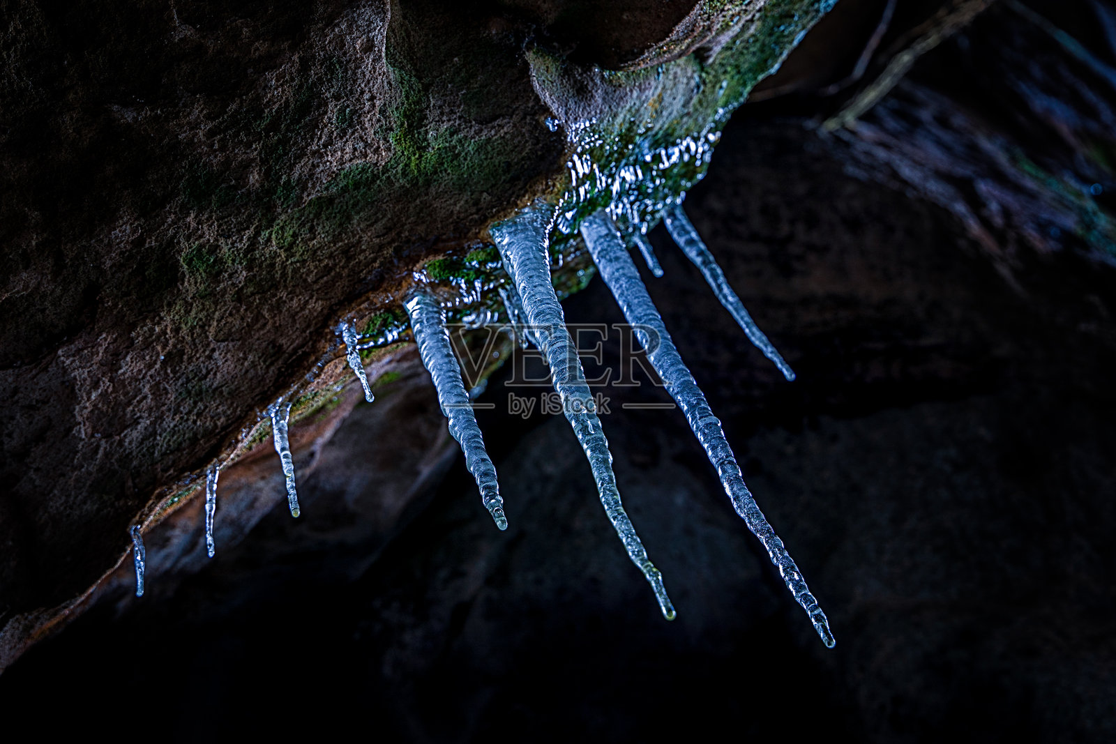 捷克共和国布罗莫夫冬季悬挂在岩石上的冰柱照片摄影图片