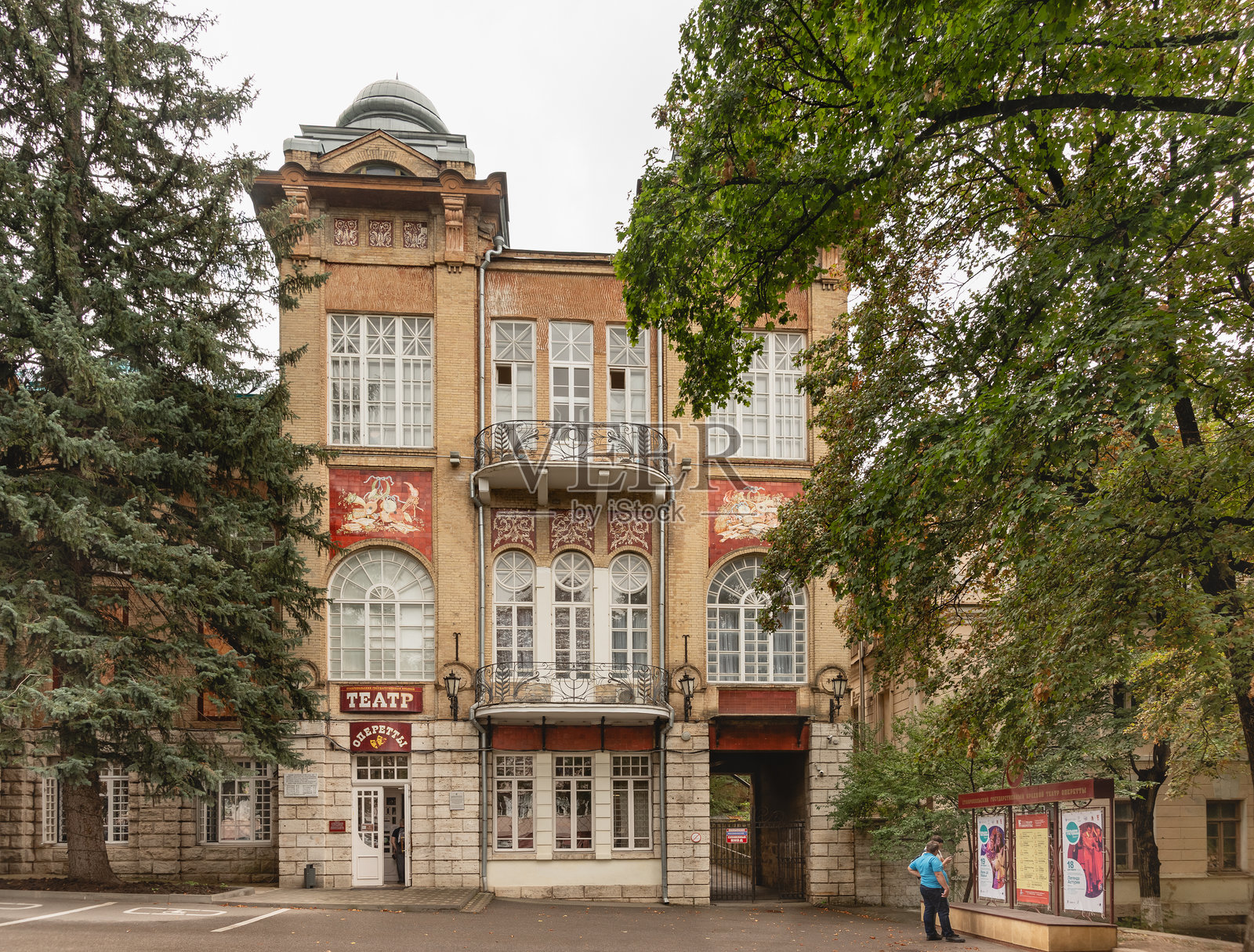 斯塔夫罗波尔州地区歌剧院的优雅建筑,位于基洛夫大街。俄文标识“歌剧院”。照片摄影图片