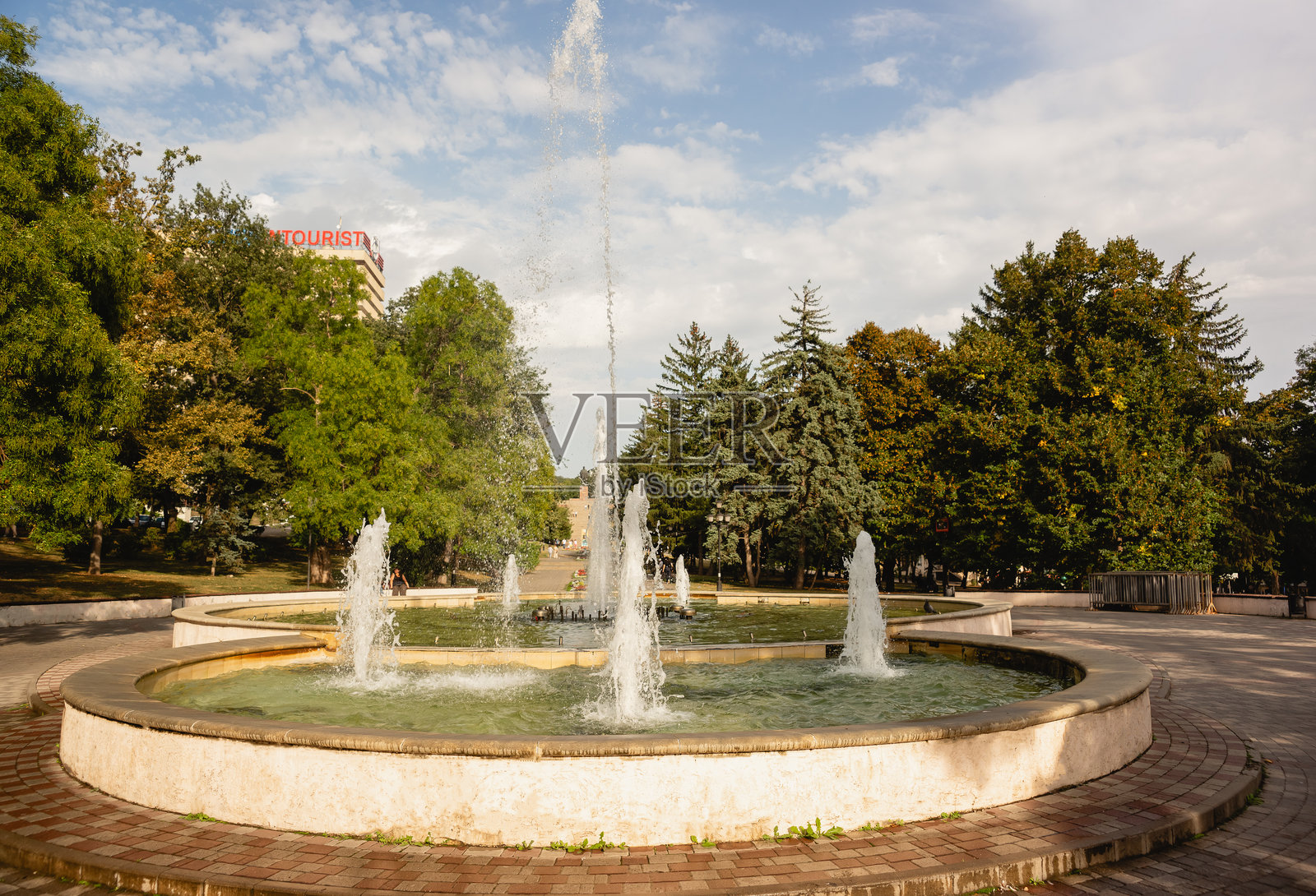 列宁广场的音乐喷泉。初秋的阳光明媚。照片摄影图片