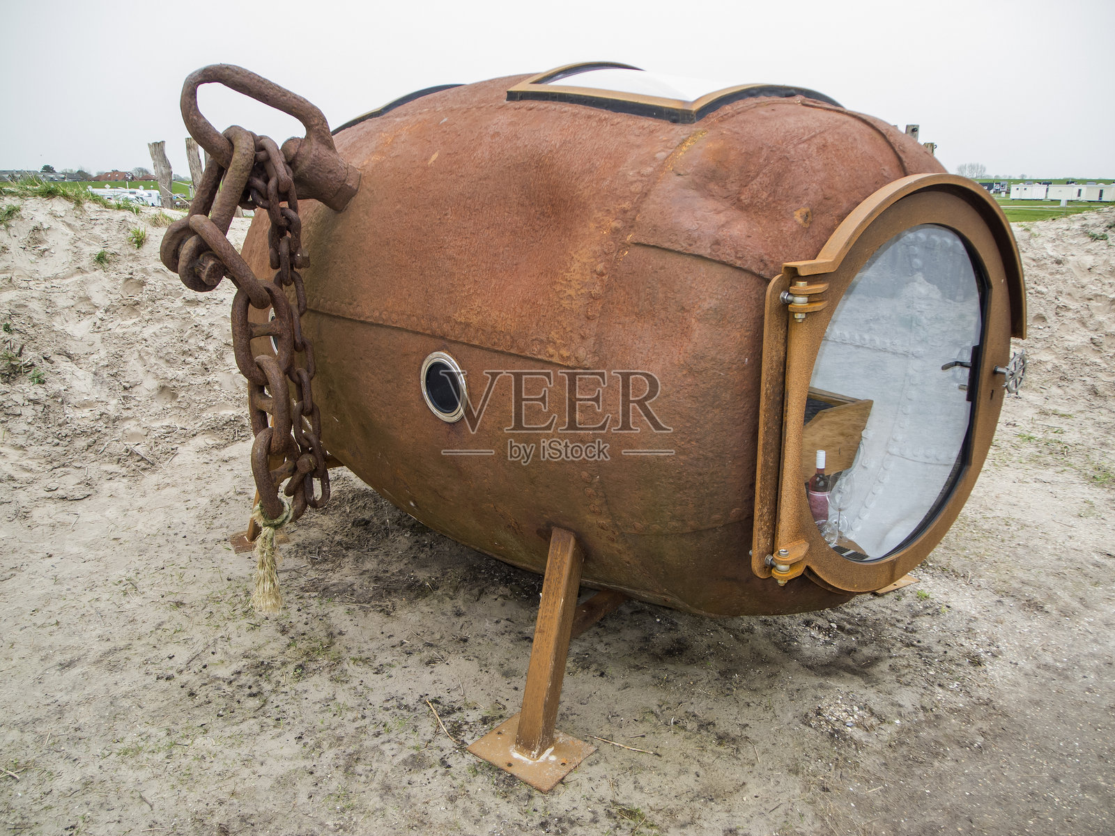 海滩上的改装浮标照片摄影图片