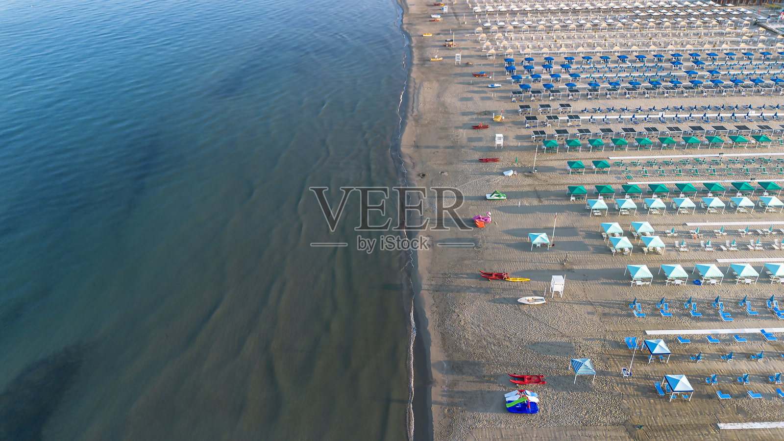 意大利维亚雷焦旅游度假区的鸟瞰图。海滩上的泳池、伞和躺椅，泰尔尼海。照片摄影图片