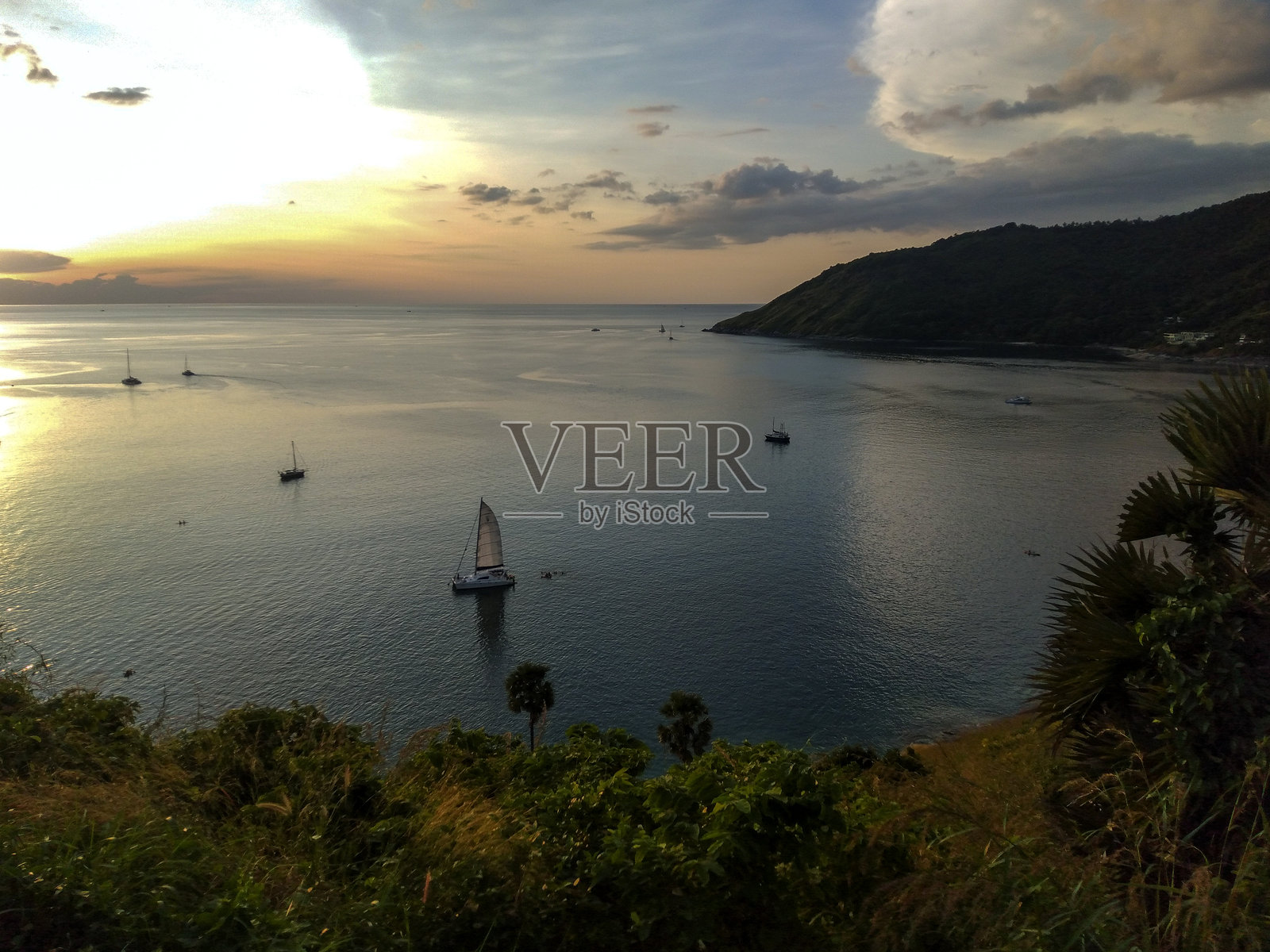 在泰国普吉岛的风车观景点观看日落的人们照片摄影图片