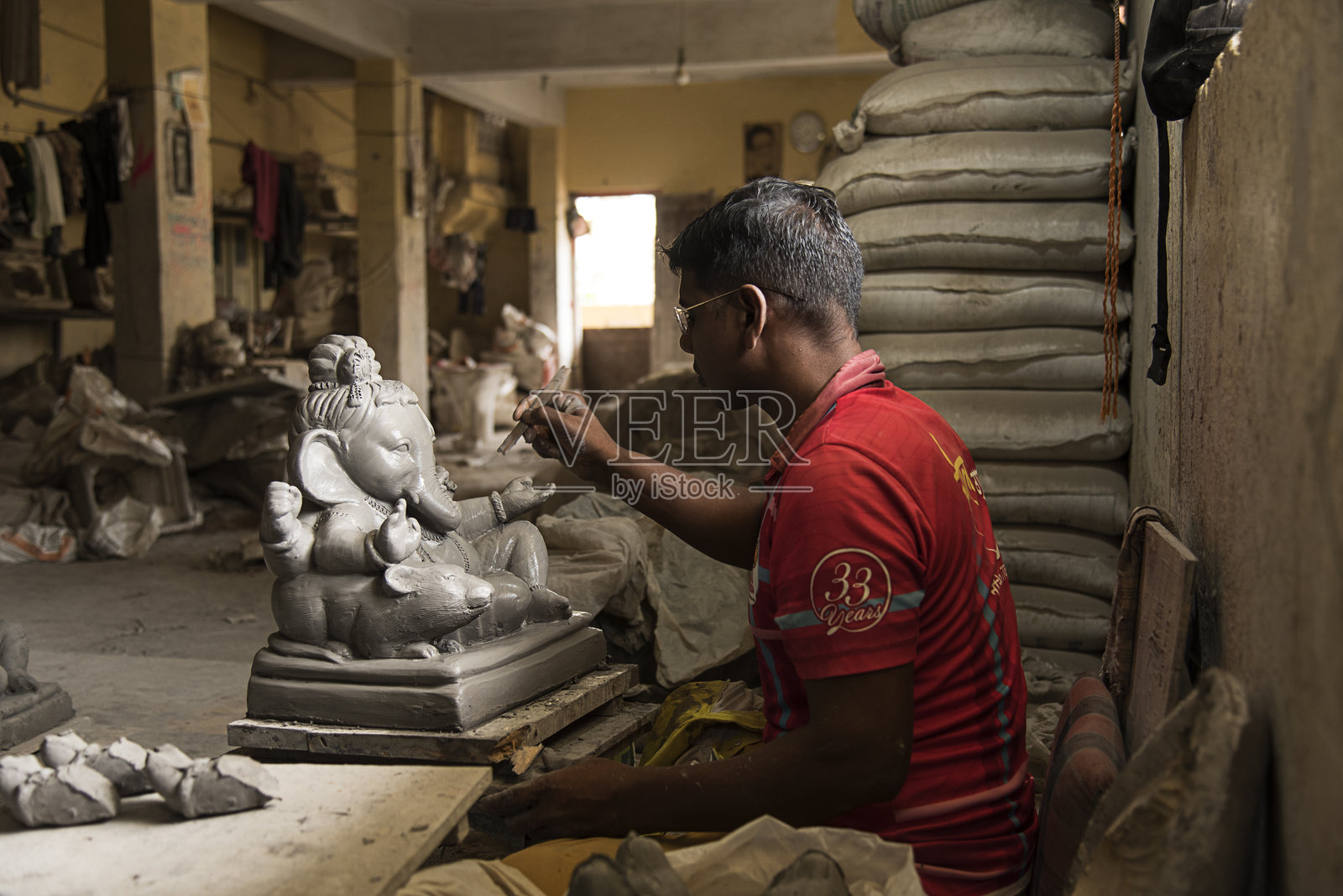 艺术家制作甘尼许神像照片摄影图片
