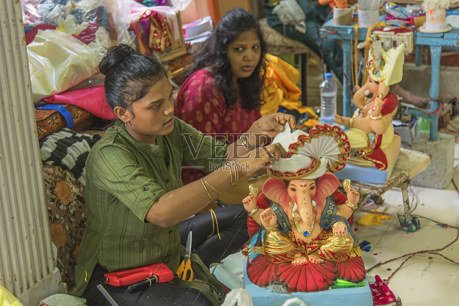 艺术家制作甘尼许神像照片摄影图片