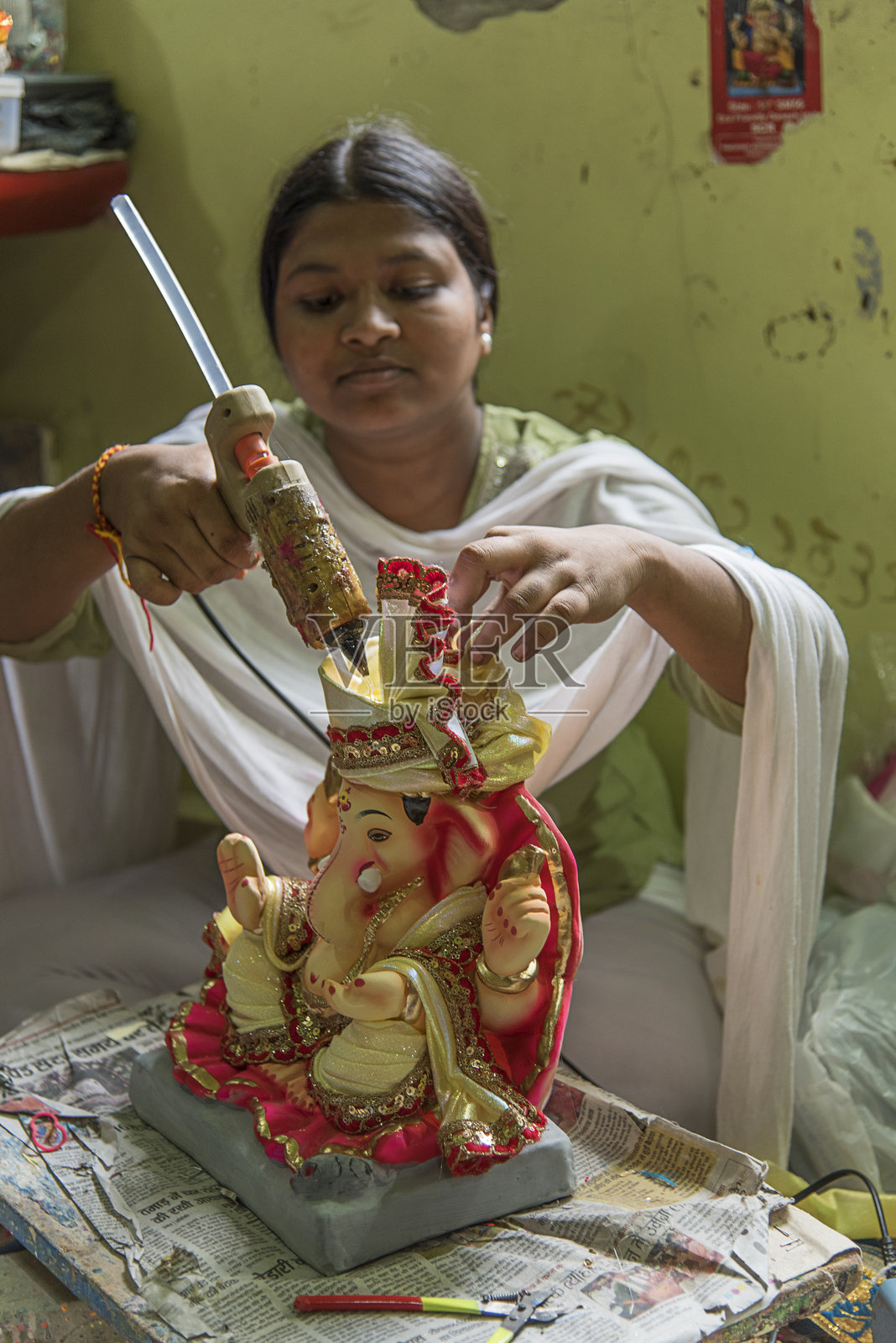 艺术家制作甘尼许神像照片摄影图片