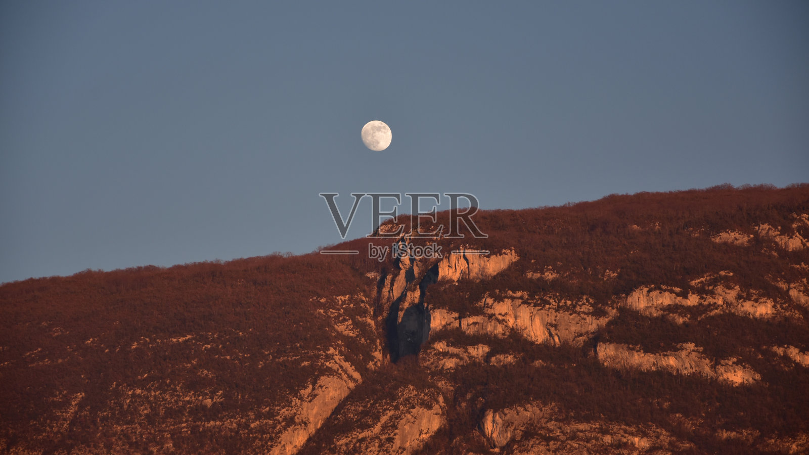 当月亮在格罗福与太阳相遇时照片摄影图片