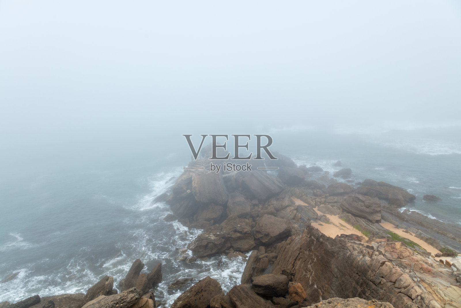 葡萄牙托雷斯维德拉斯圣克鲁斯海滩的雾蒙蒙的夏日早晨。2025年7月4日照片摄影图片