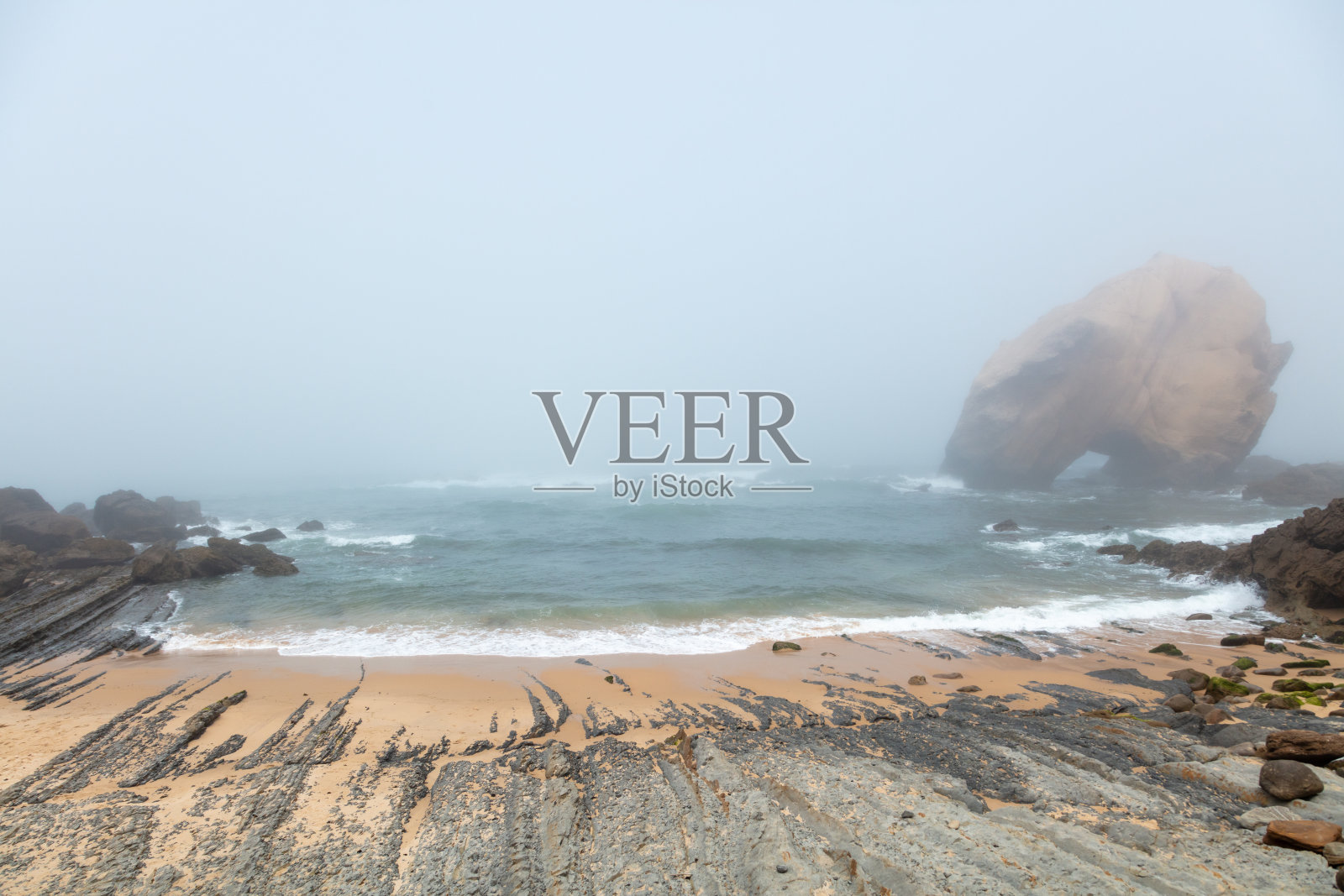 葡萄牙圣克鲁斯的标志性海岸岩石形成照片摄影图片