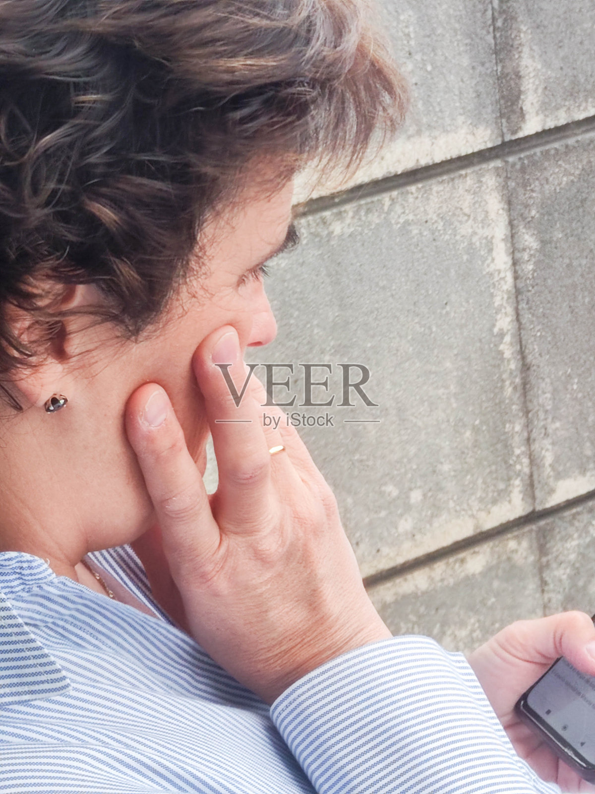 担忧的女商人正在手机上阅读坏消息照片摄影图片