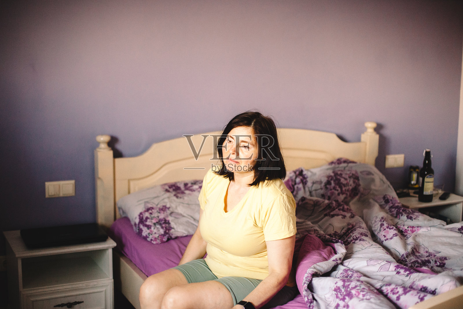 早上女人醒来并起床照片摄影图片