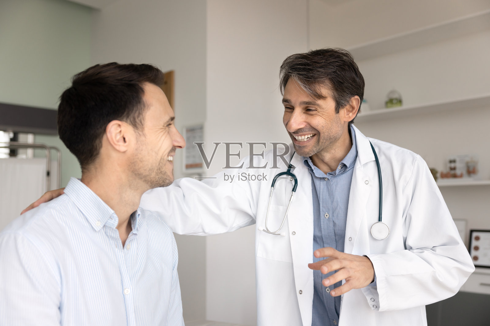 快乐开朗的拉丁裔医疗专家向积极的患者表达支持照片摄影图片