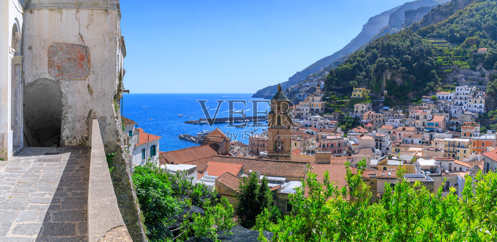 阿马尔菲海岸全景：意大利坎帕尼亚的风景台阶上的阿马尔菲城镇景观。照片摄影图片