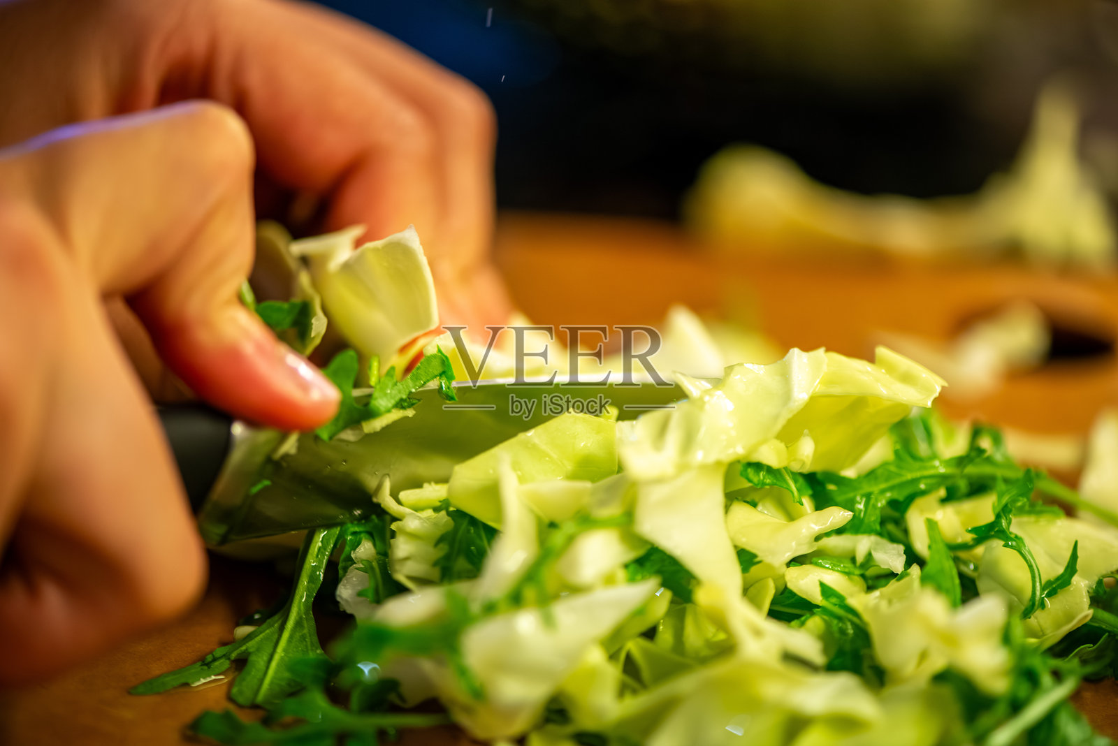 女人在厨房准备新鲜沙拉照片摄影图片