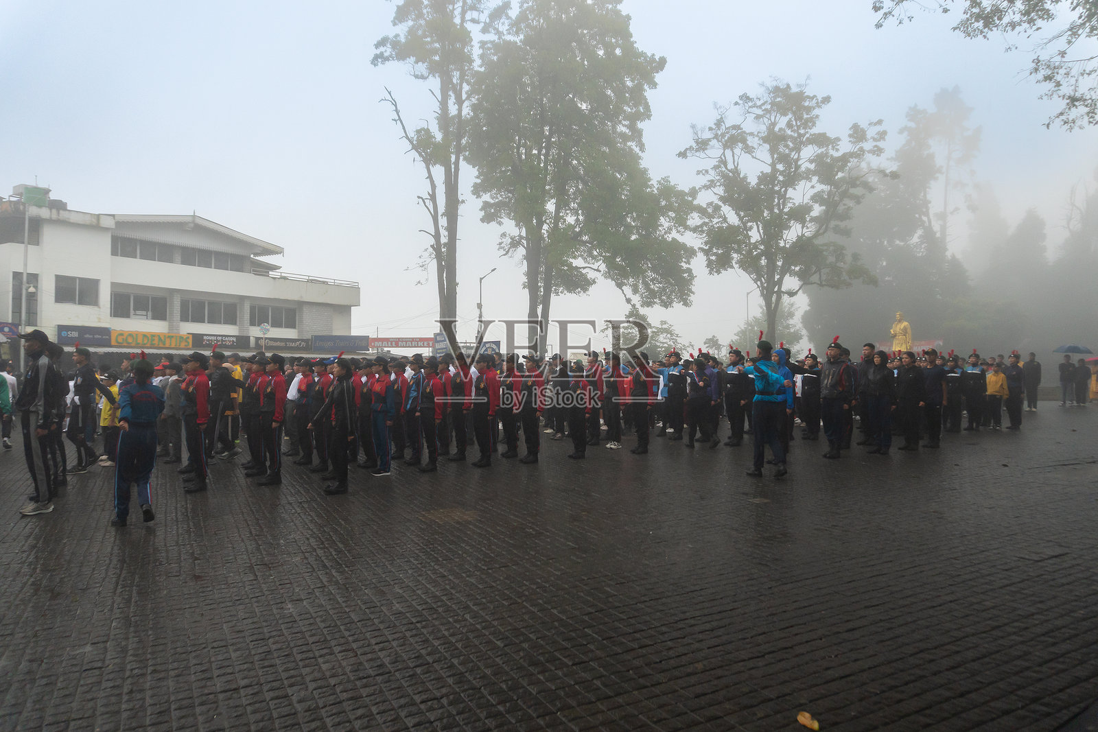 早晨的军事训练。学校学生军官在达尔杰林购物中心列队行进,为2023年8月15日的独立日庆祝活动做准备。照片摄影图片