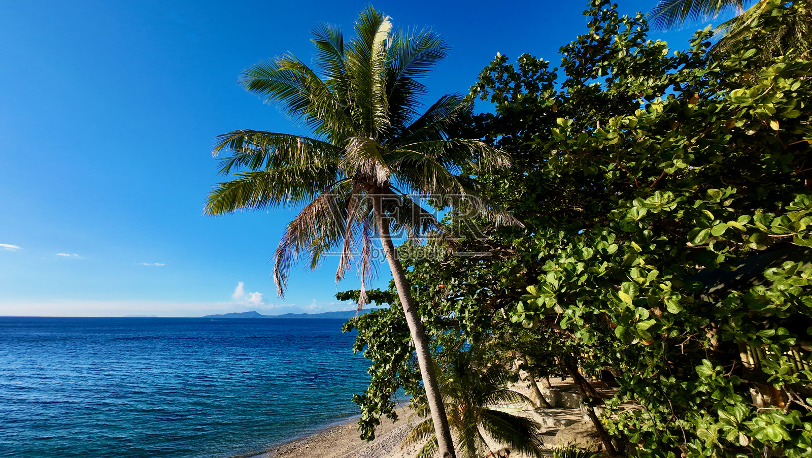 热带岛屿的海岸。照片摄影图片