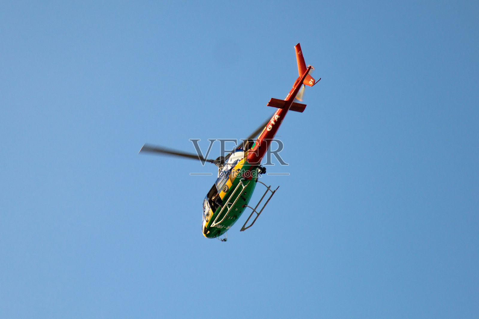 警用直升机飞越城市。照片摄影图片