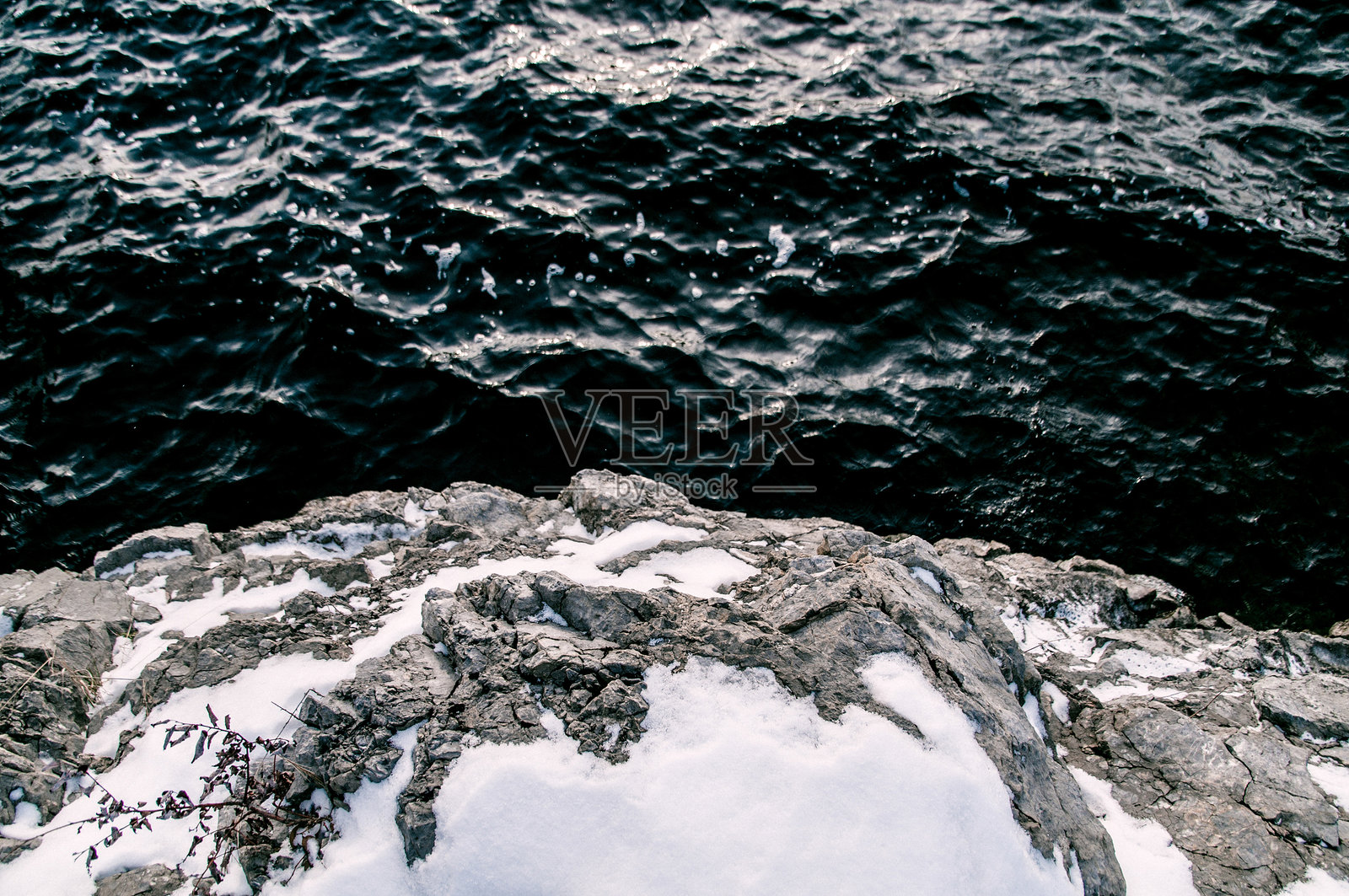 克拉斯诺亚尔斯克的西伯利亚叶尼塞河风景，山间石头环绕。照片摄影图片