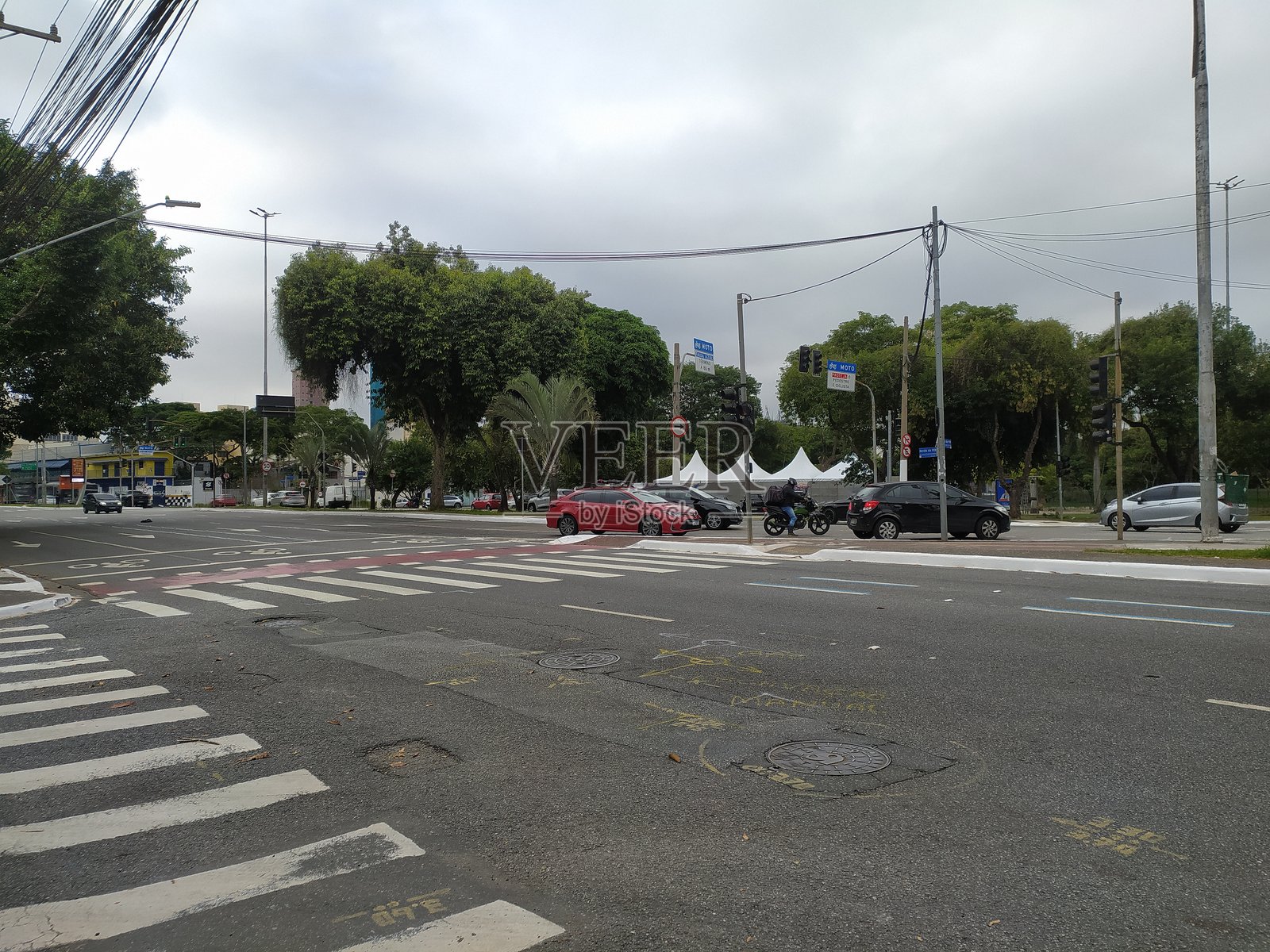 一个半空的巴斯·莱梅大道，周围环绕着多棵树木，拍摄于周六早晨，地点在圣坦娜区。照片摄影图片