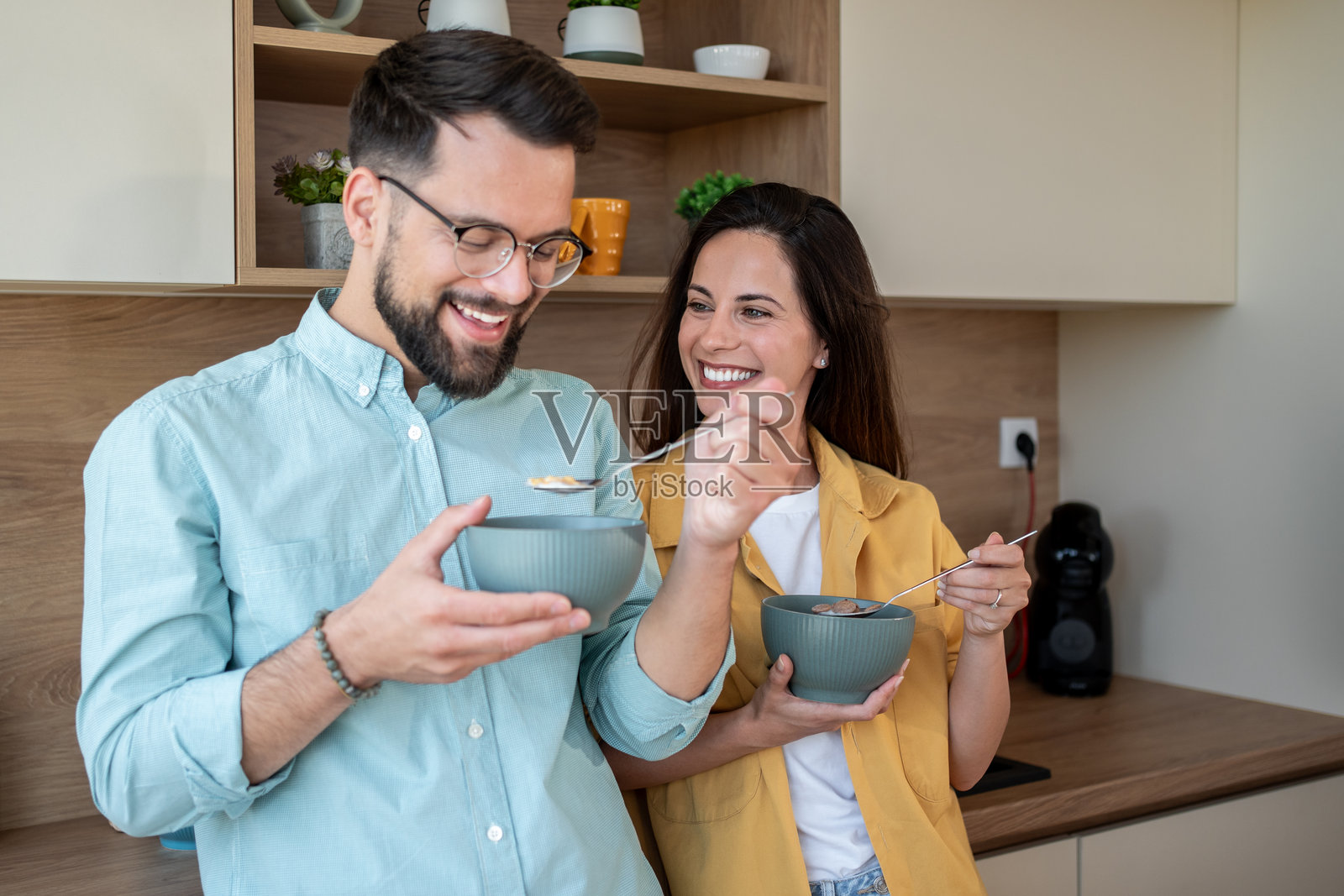 快乐的情侣在现代厨房里享受早餐照片摄影图片