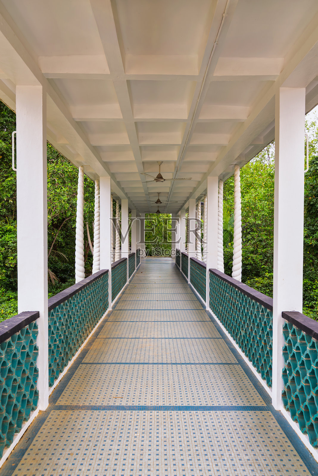 热带拱廊，配有建筑柱子和栏杆照片摄影图片