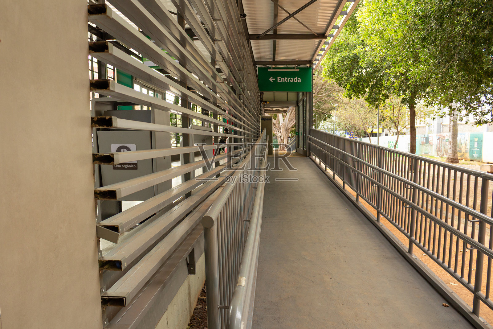 戈亚斯大道上的快速公交系统（BRT）路段。照片摄影图片