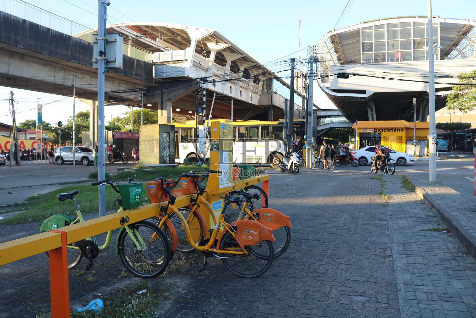 巴西福塔雷萨 – Parangaba 终点站的 Bicicletar 自行车共享站照片摄影图片