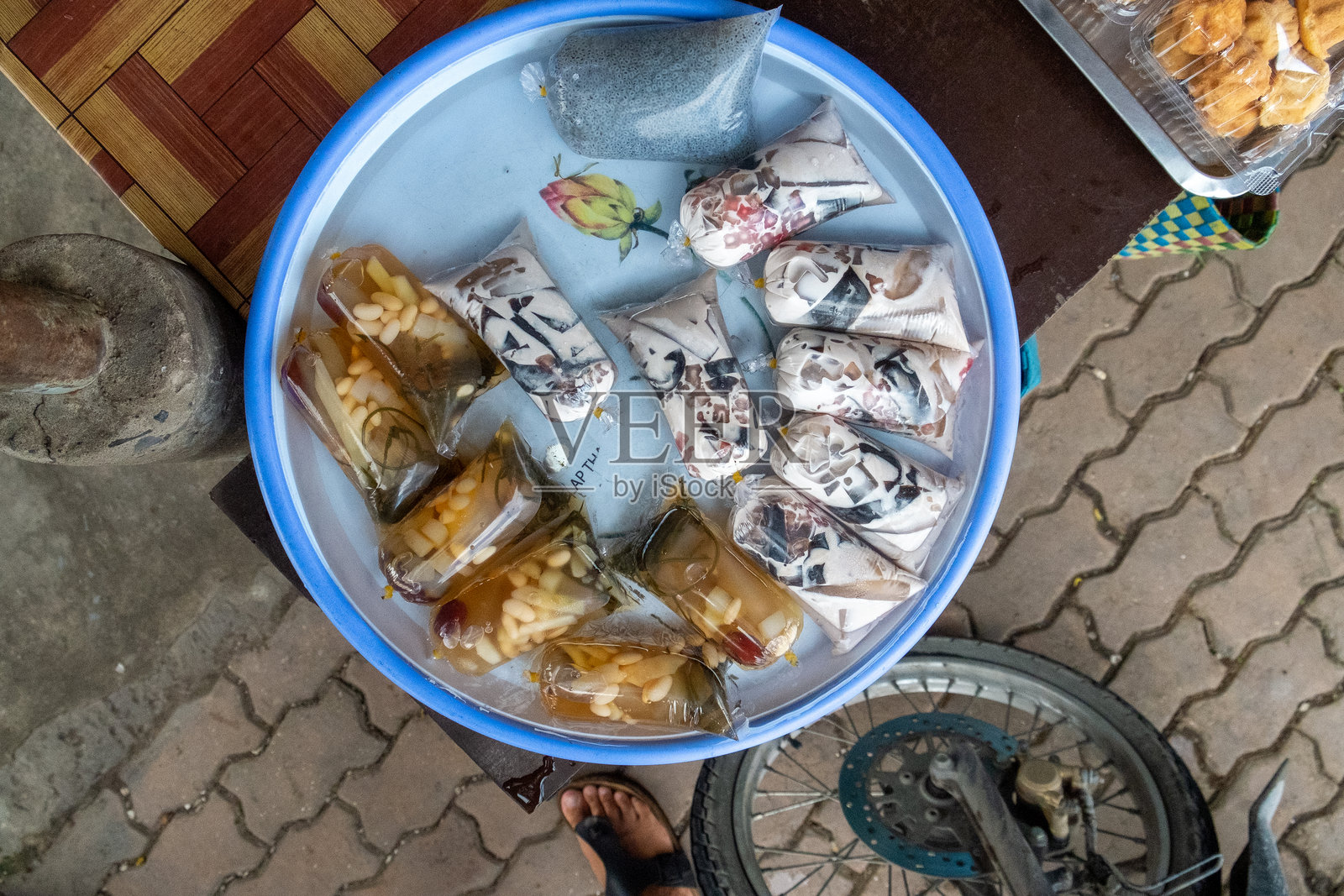 东南亚街市上的各种传统糖果和小吃，装在塑料袋里照片摄影图片