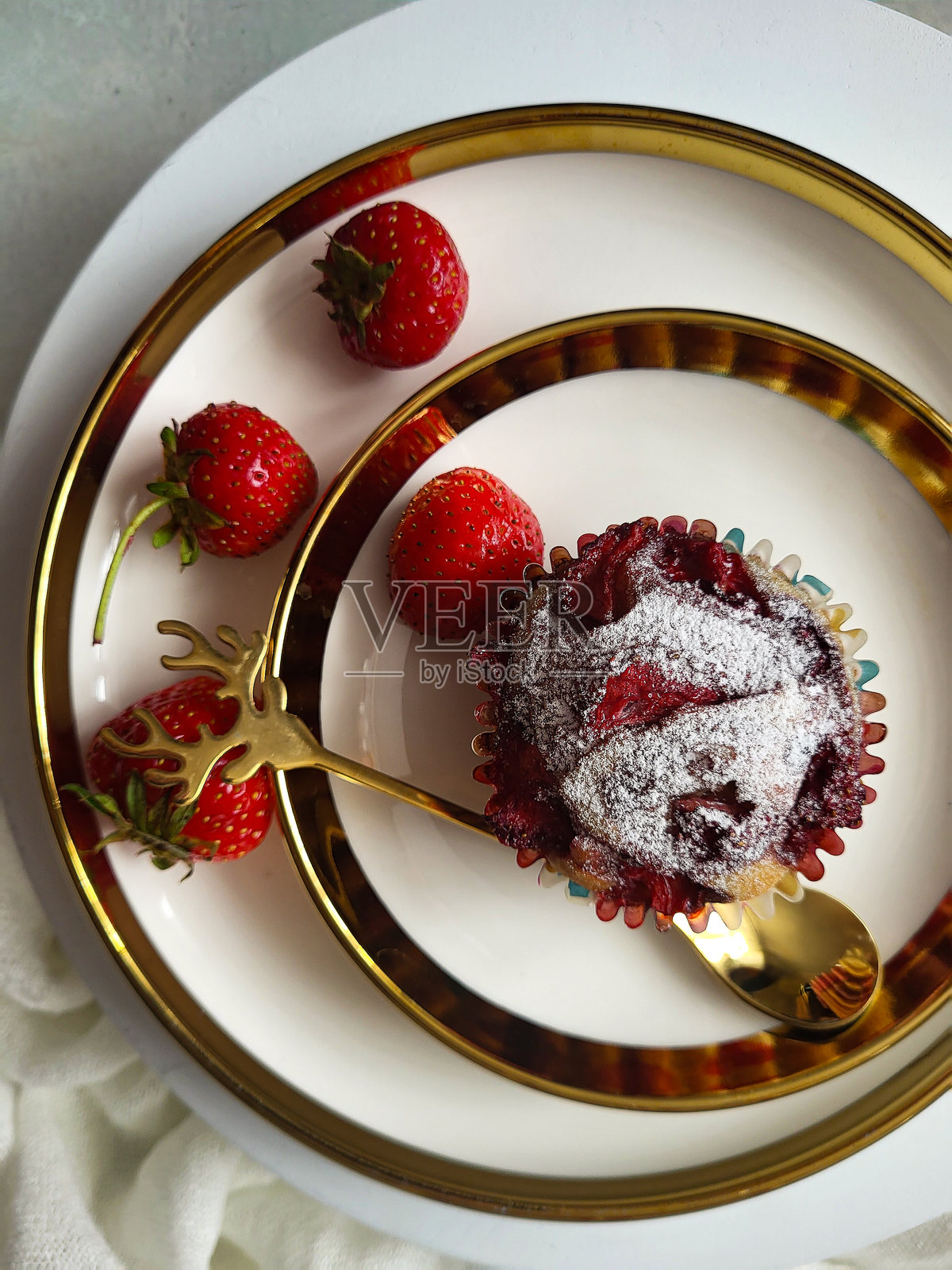 草莓香蕉松饼，上面撒有糖粉照片摄影图片