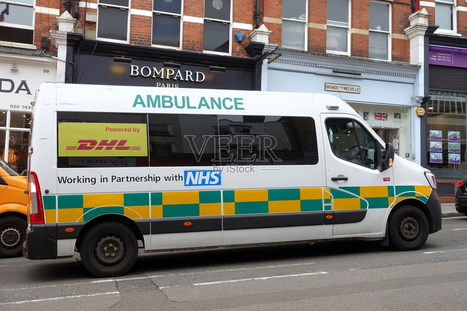 由DHL提供的救护车服务，为伦敦的NHS提供非紧急病人运输。照片摄影图片