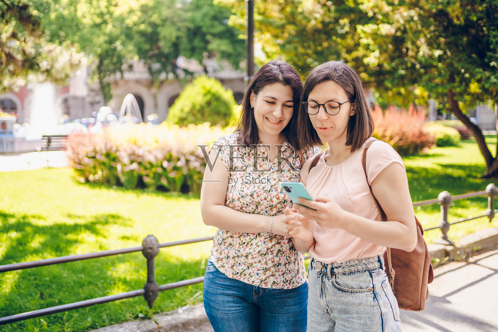 两位女性享受散步的乐趣照片摄影图片