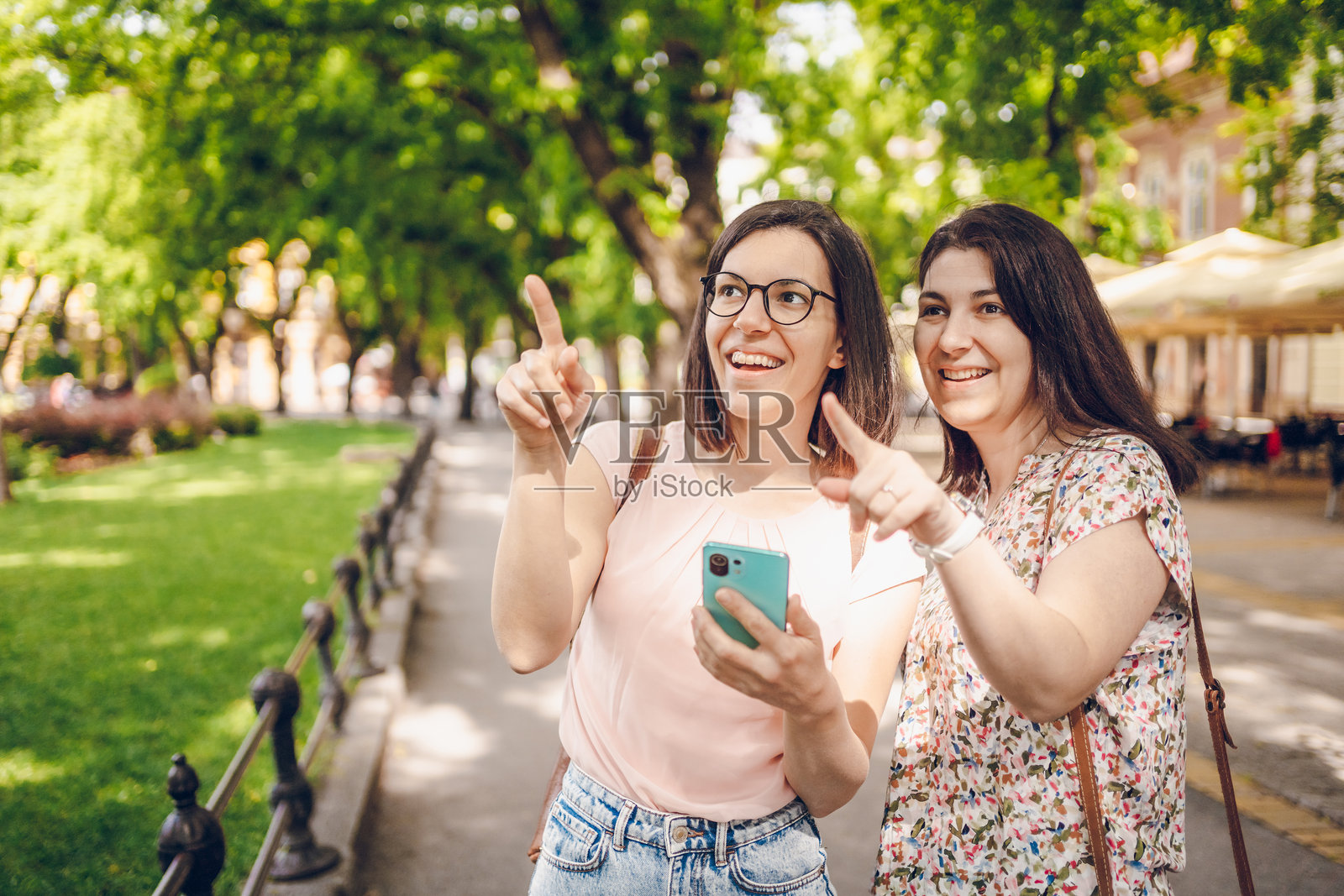 两位女性享受散步的乐趣照片摄影图片