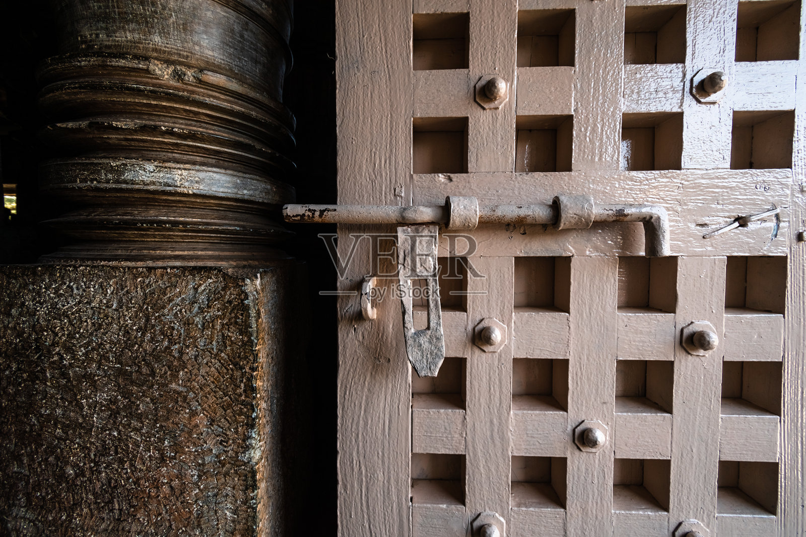 霍亚萨雷什瓦拉寺复杂的木门闩照片摄影图片