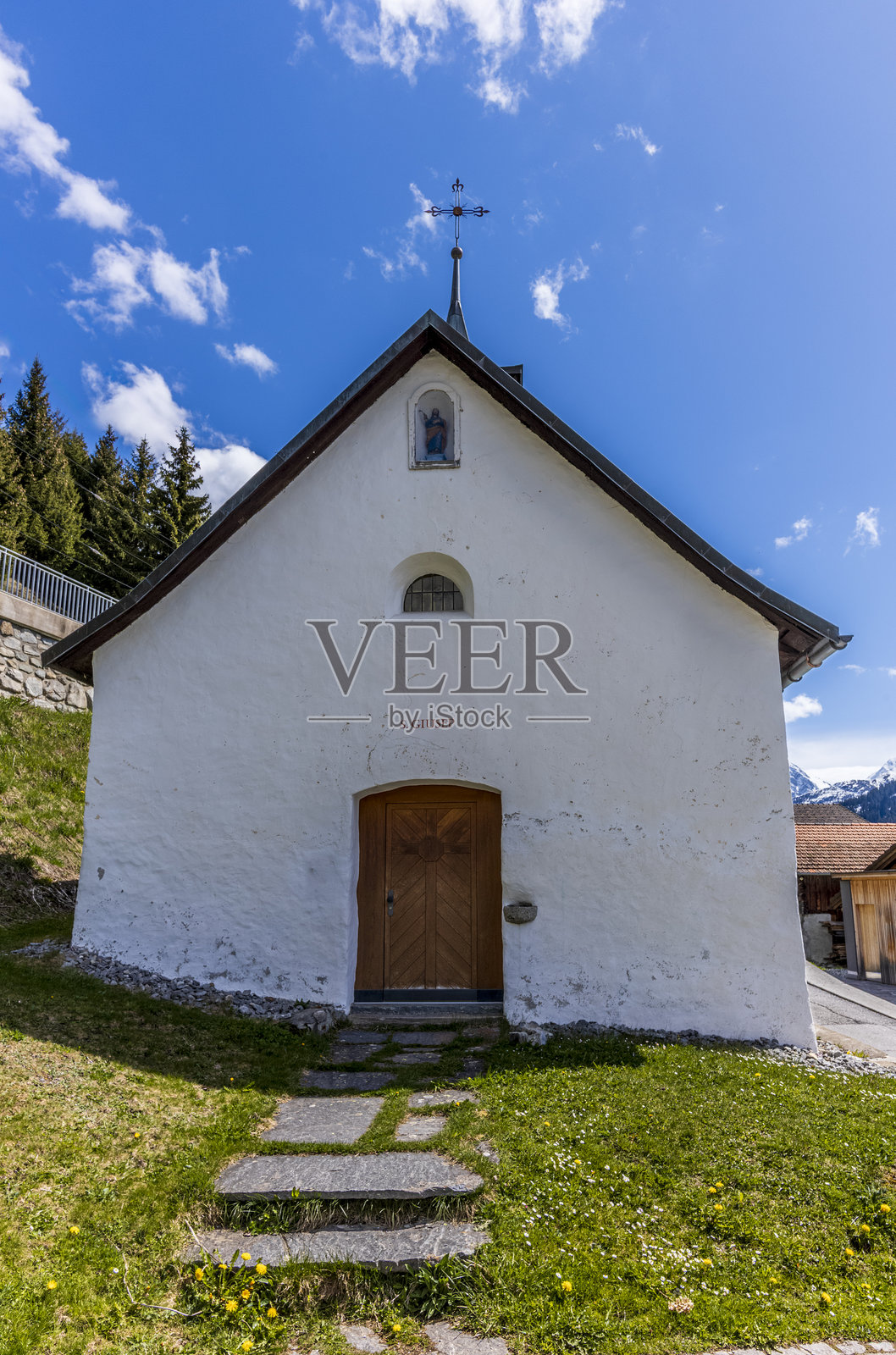 瑞士塞德伦阿尔卑斯村的圣朱塞佩小教堂照片摄影图片