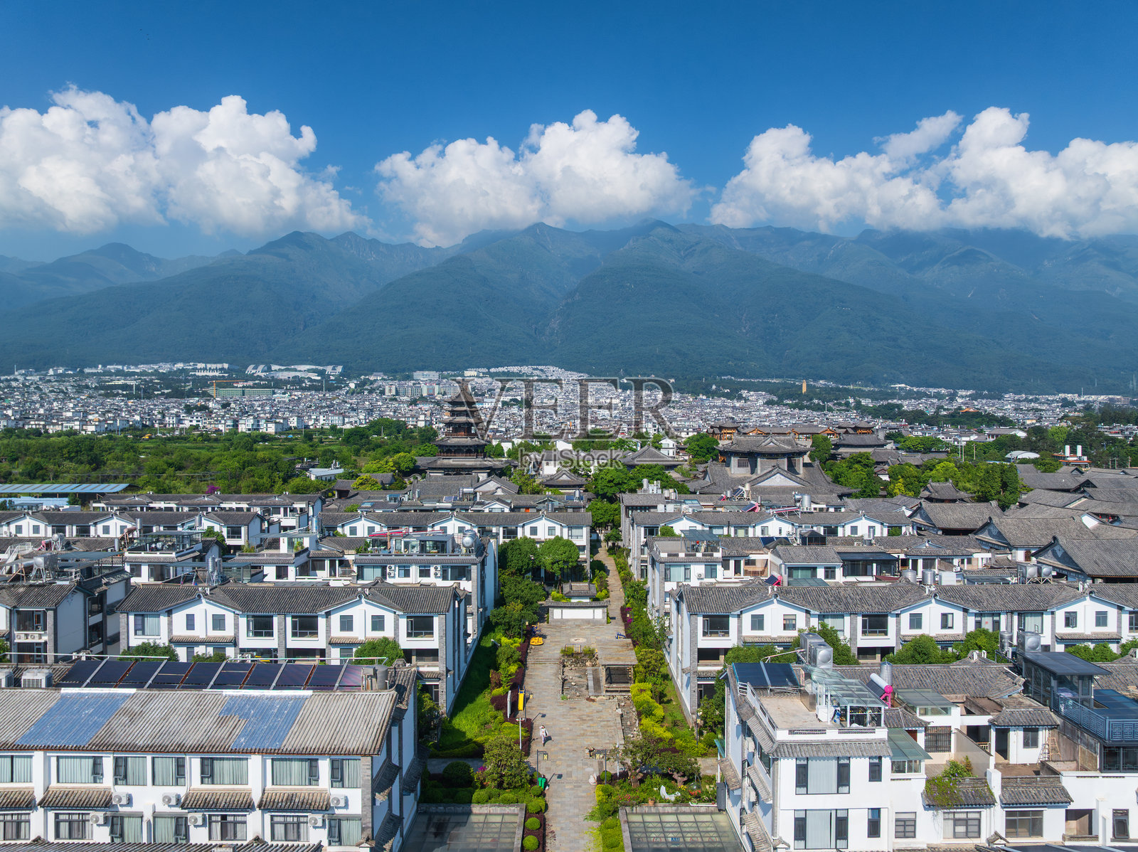 大理古城的皇家花园和苍山全景照片摄影图片