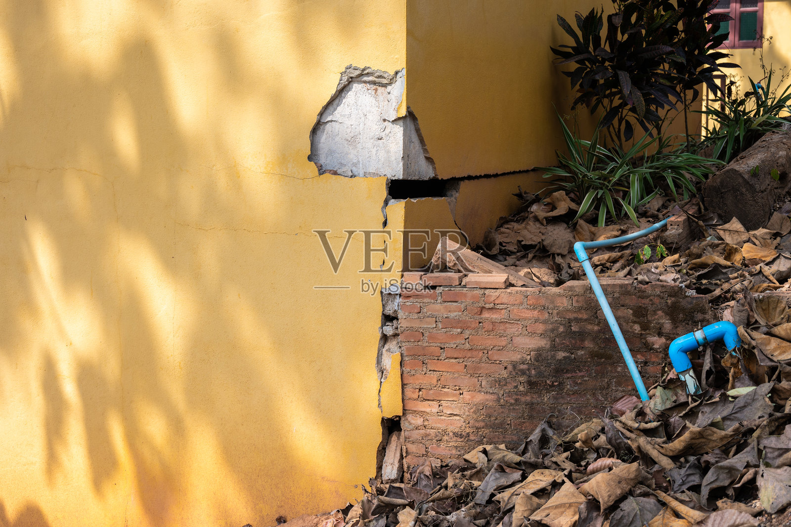 破损建筑的特写镜头。照片摄影图片