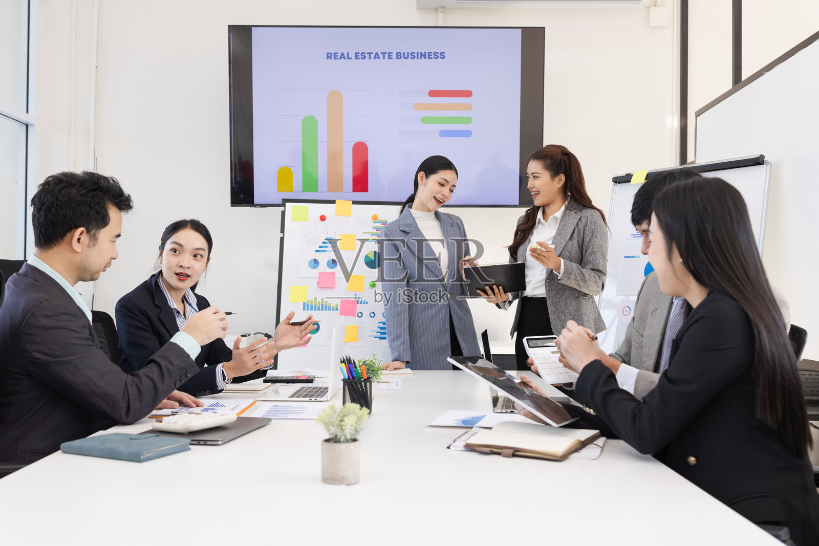 一群商务人士在会议室内共同进行仪表盘分析和数据管理。照片摄影图片