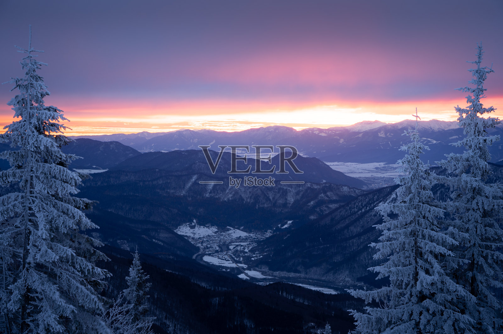 宁静的冬季风景，雪山和山谷在多彩的日出中绽放，欧洲照片摄影图片