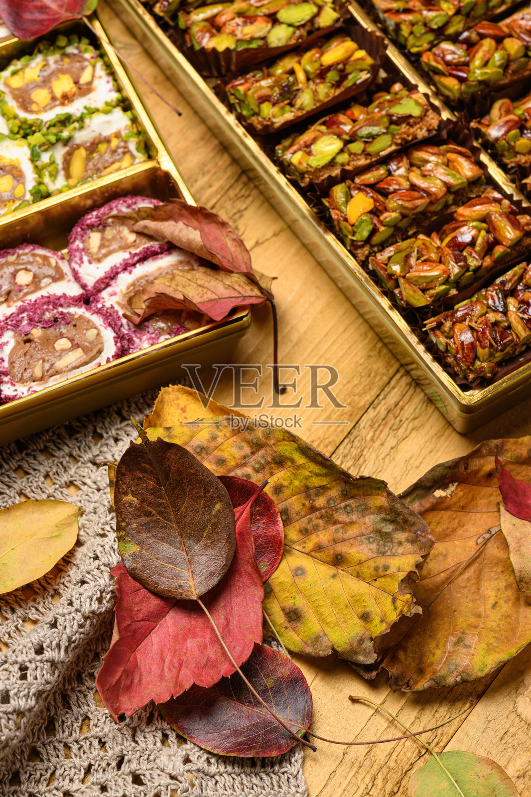 木质背景上的甜食土耳其软糖，各种口味的洛克姆和糖果装饰背景照片摄影图片